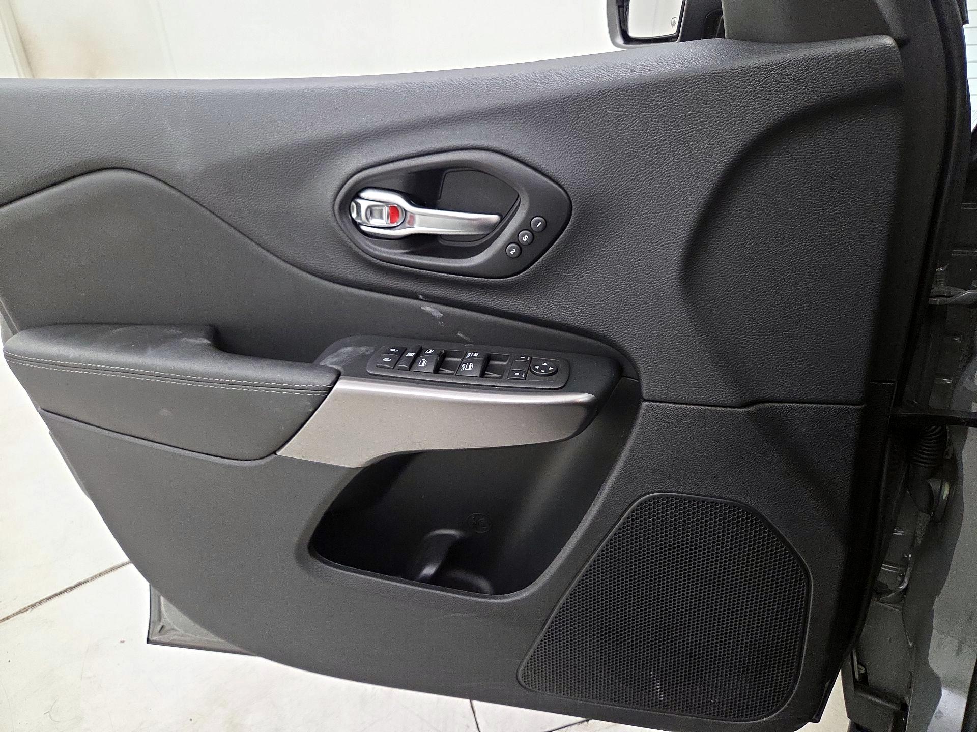 Thumbnail: 2022 Jeep Cherokee - 12