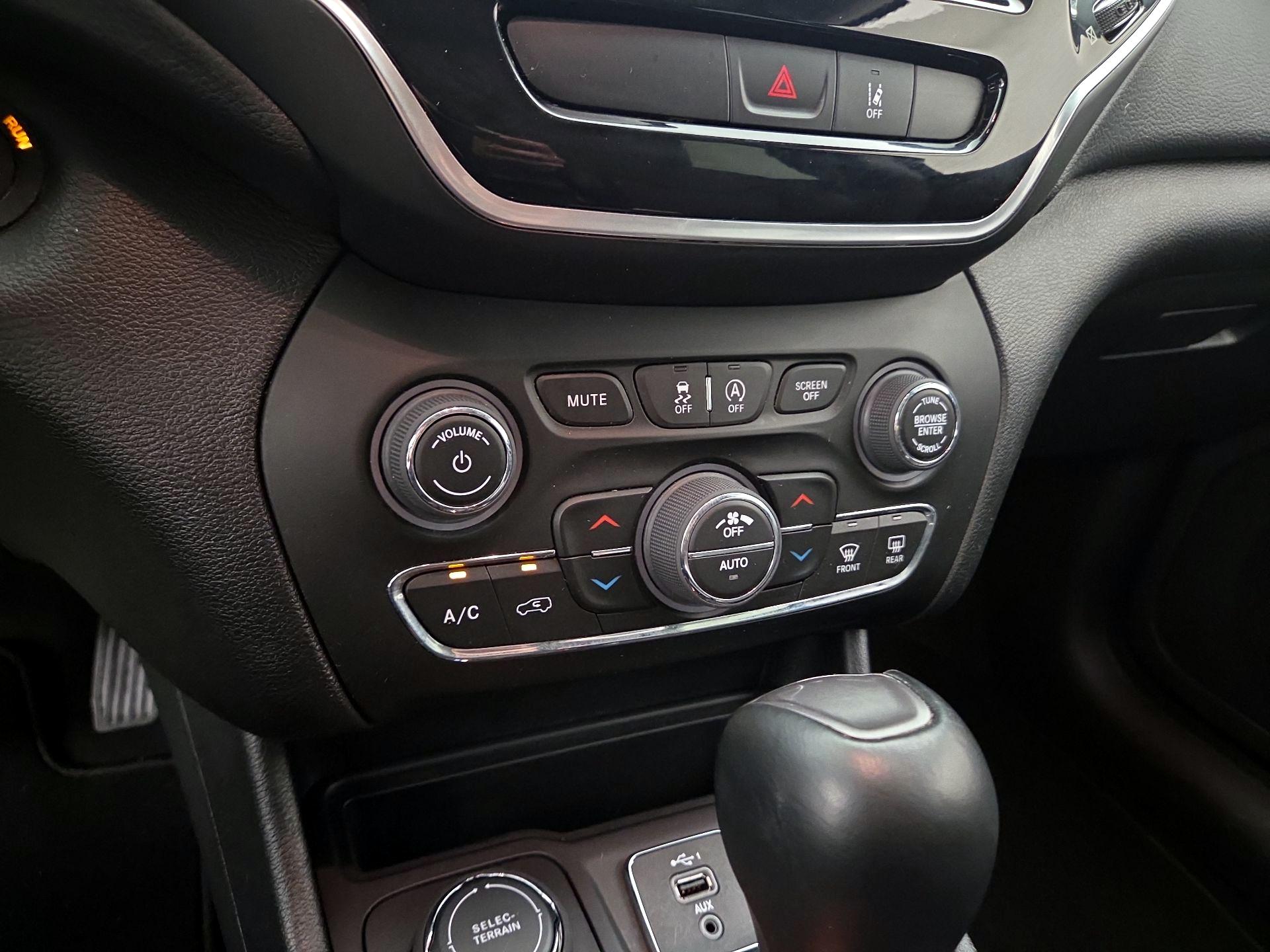 Thumbnail: 2022 Jeep Cherokee - 16