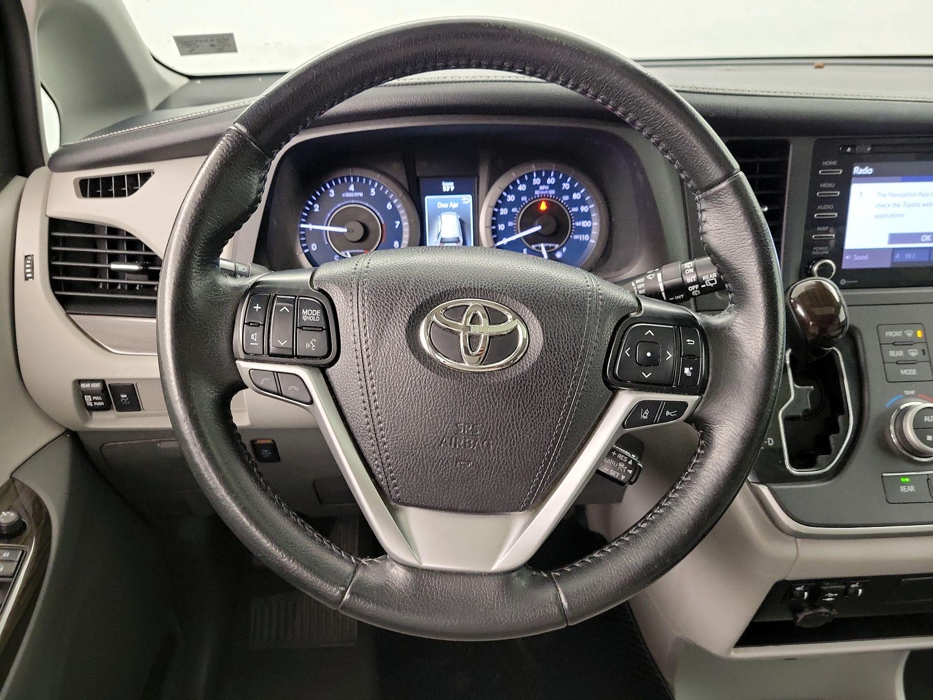 Thumbnail: 2020 Toyota Sienna - 10