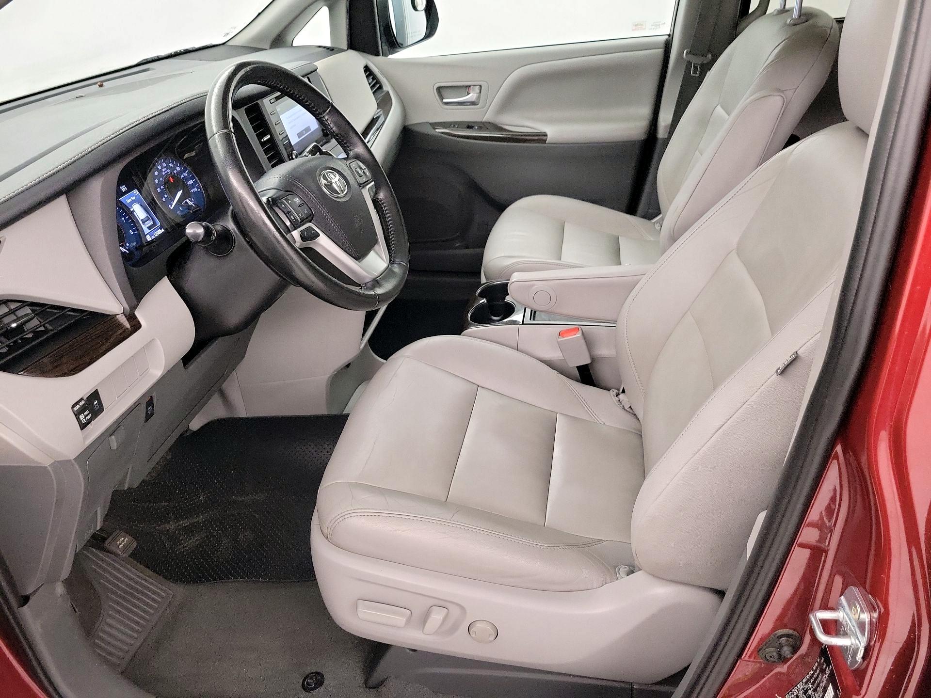 Thumbnail: 2020 Toyota Sienna - 11