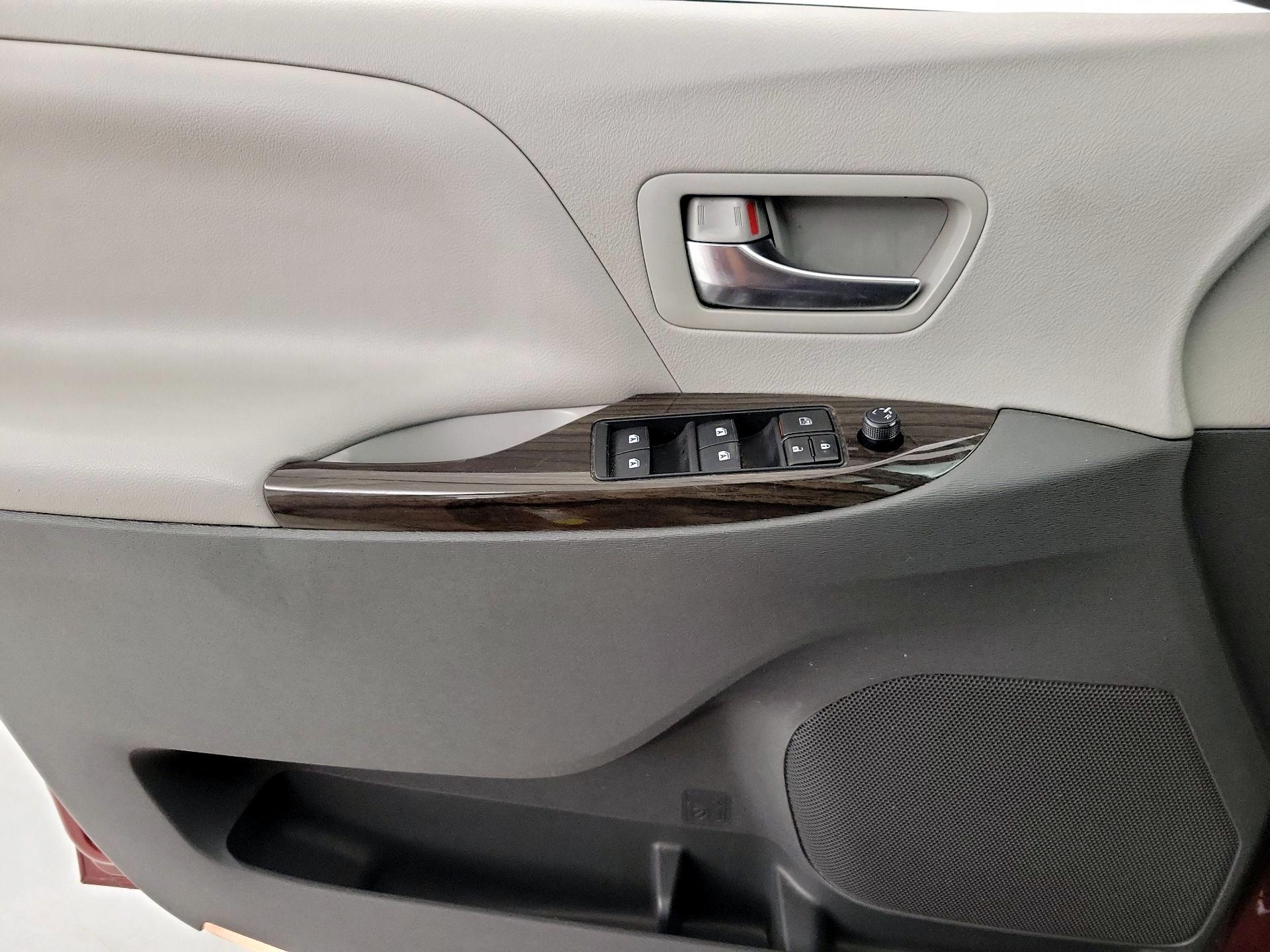 Thumbnail: 2020 Toyota Sienna - 12