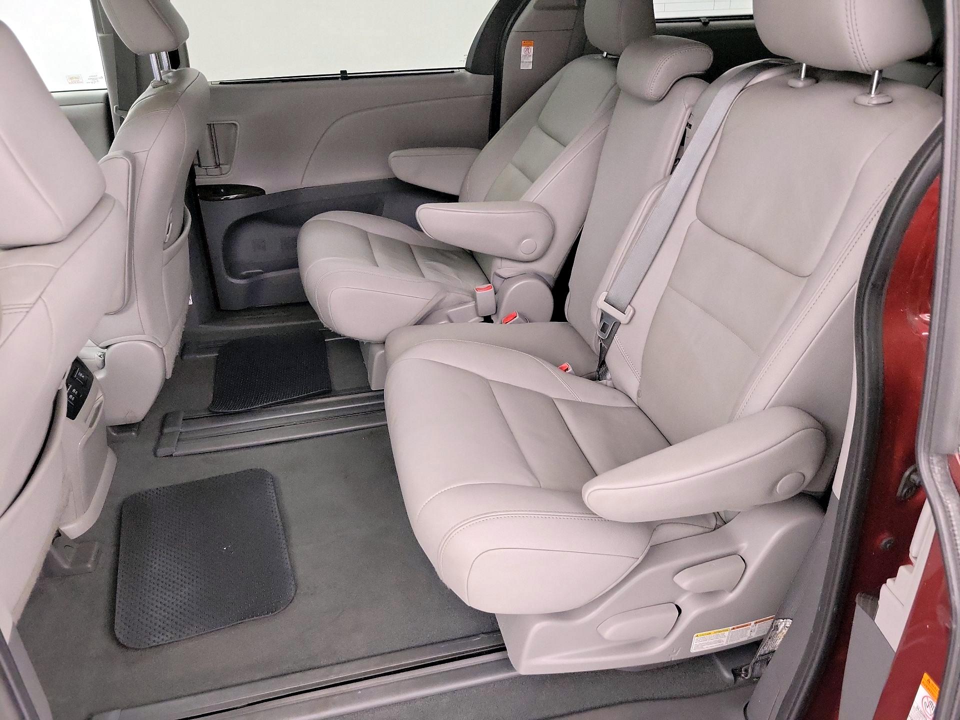 Thumbnail: 2020 Toyota Sienna - 20