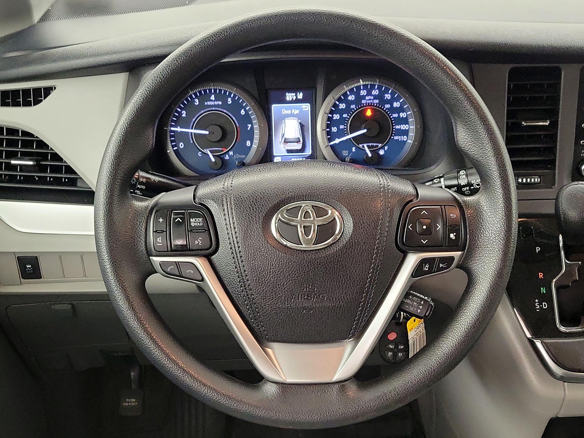 Thumbnail: 2018 Toyota Sienna - 10