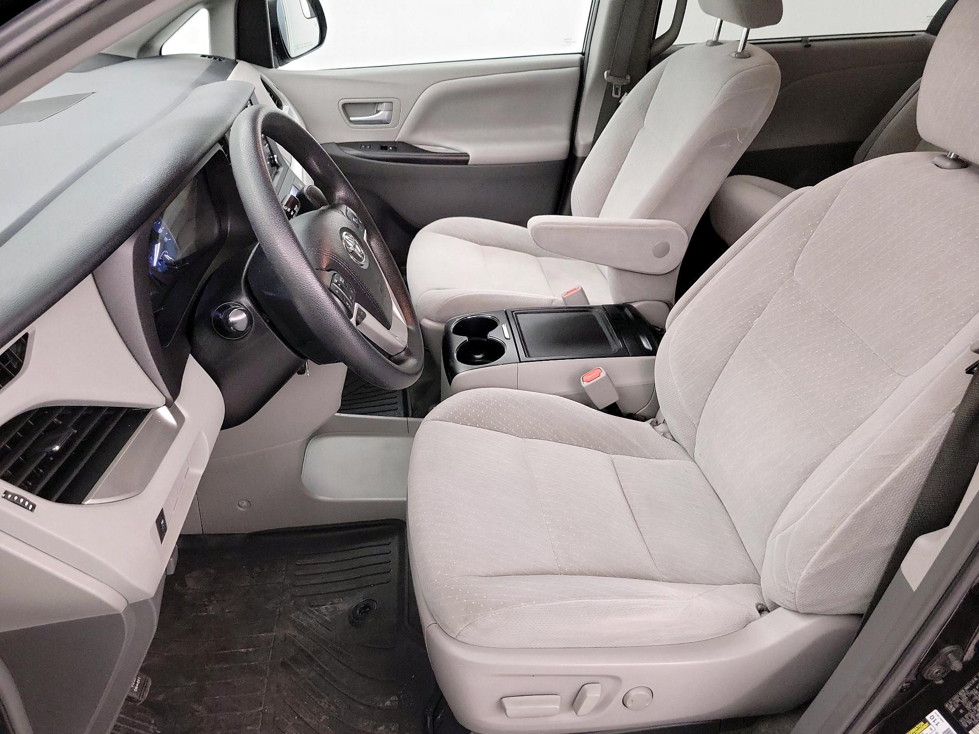 Thumbnail: 2018 Toyota Sienna - 11