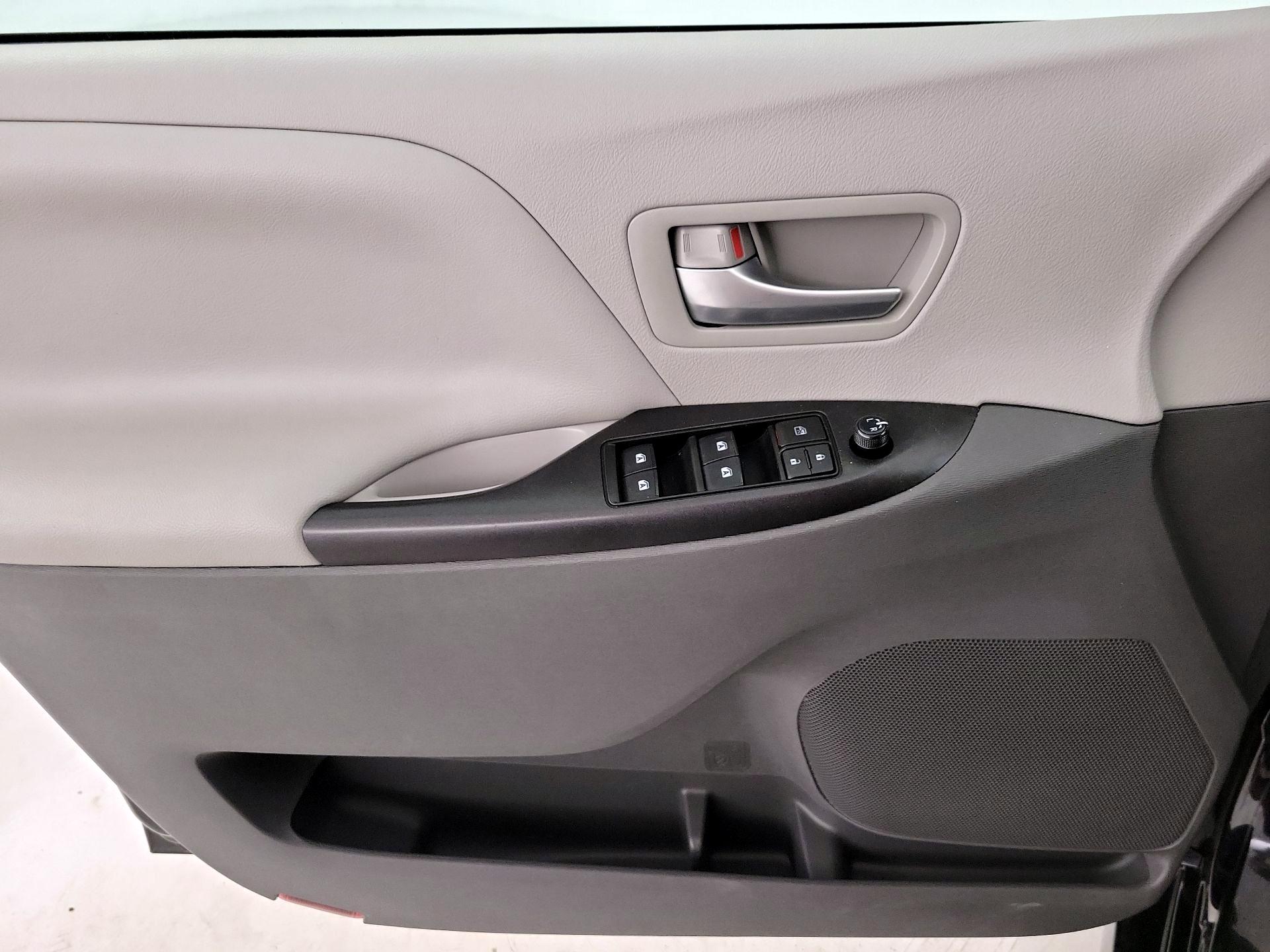 Thumbnail: 2018 Toyota Sienna - 12