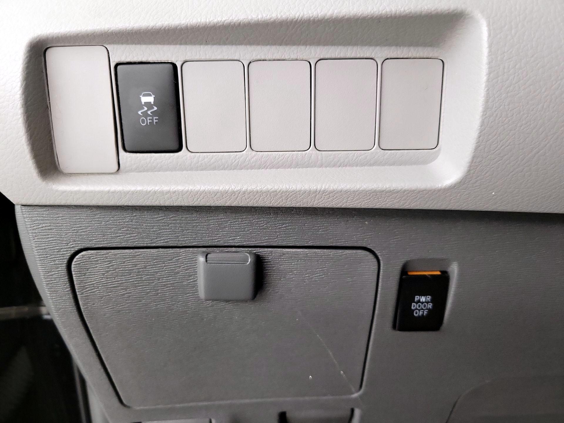 Thumbnail: 2018 Toyota Sienna - 13