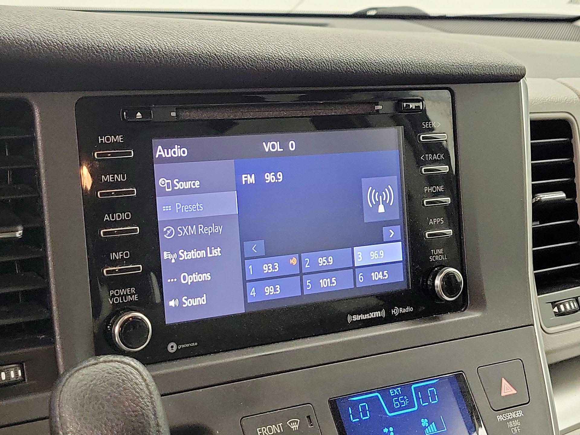 Thumbnail: 2018 Toyota Sienna - 15