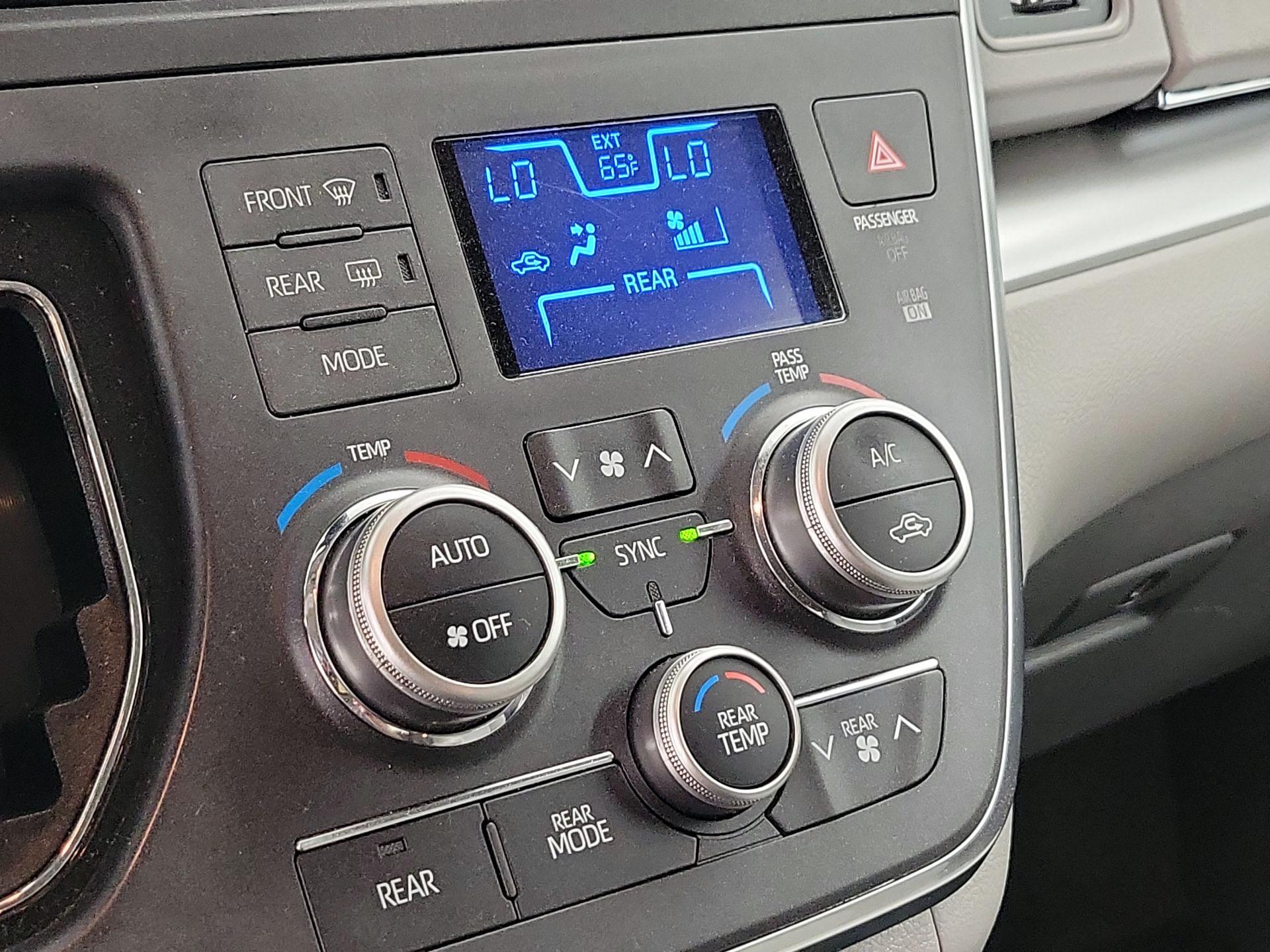 Thumbnail: 2018 Toyota Sienna - 16