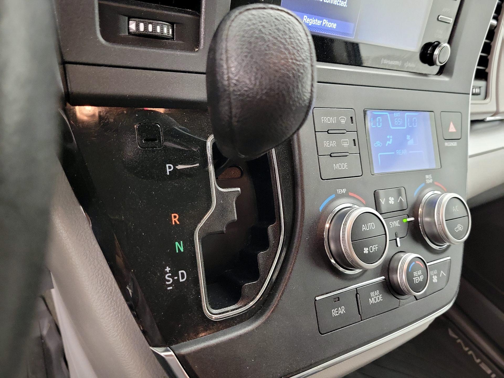 Thumbnail: 2018 Toyota Sienna - 17