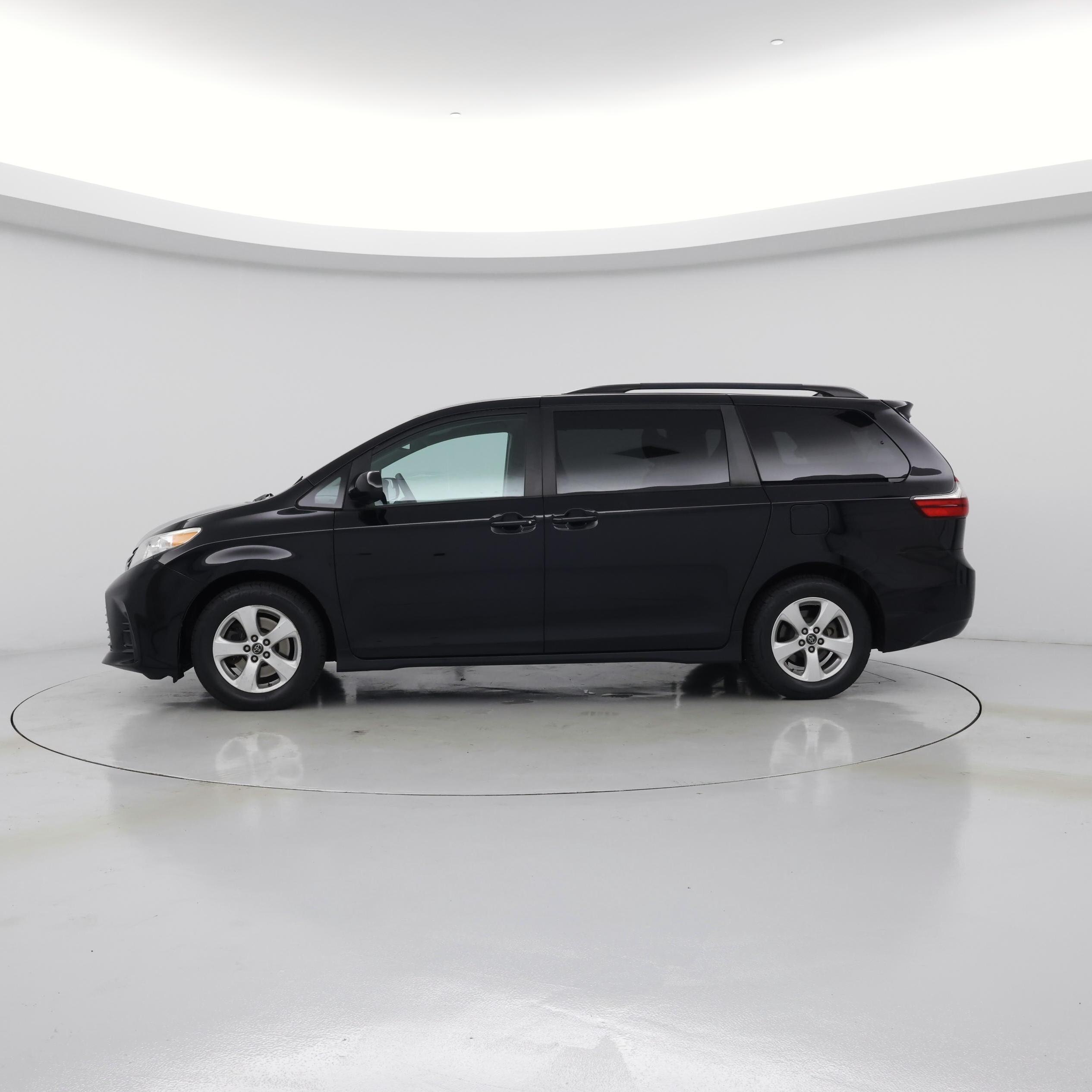 Thumbnail: 2018 Toyota Sienna - 3