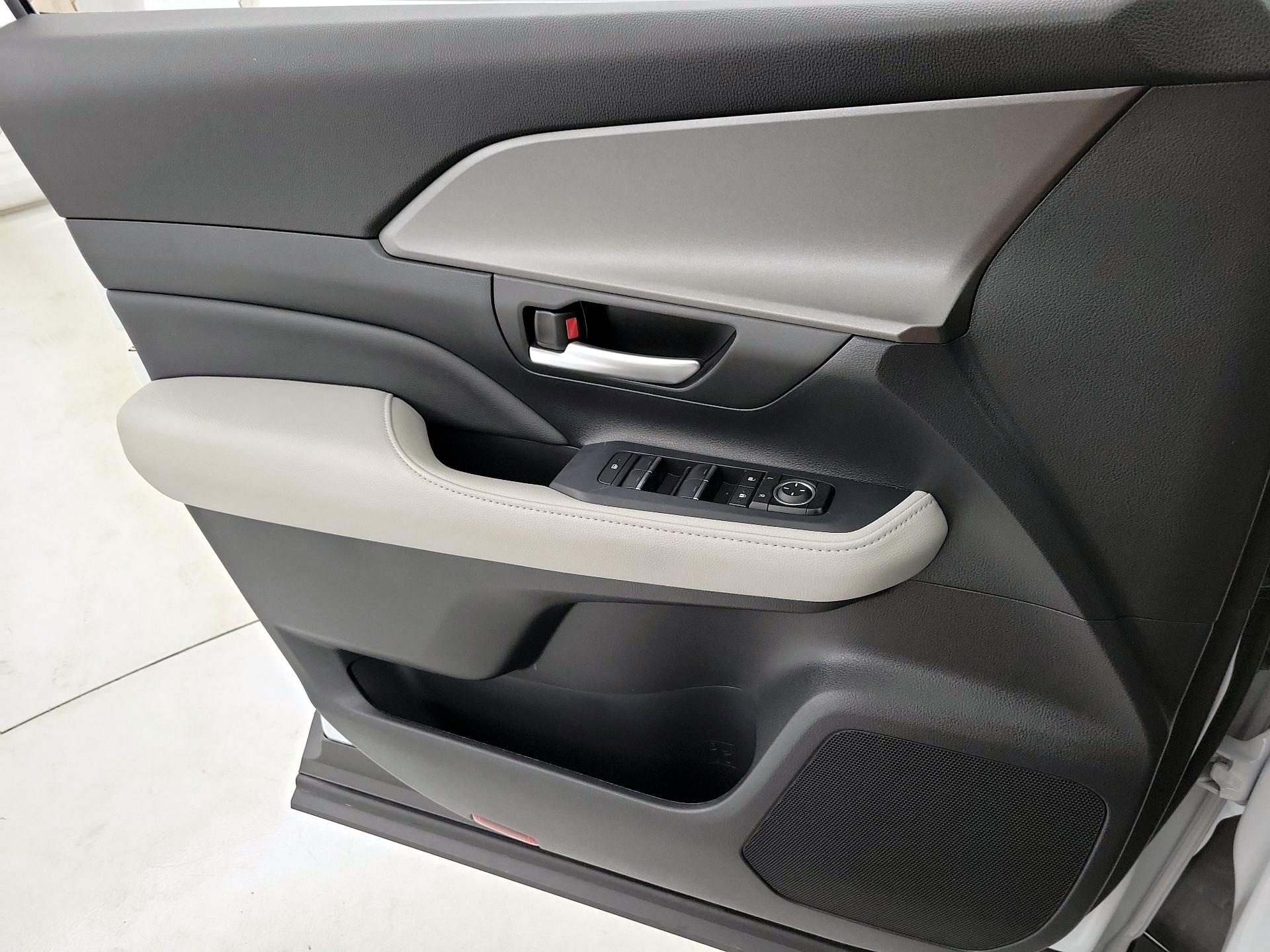 Thumbnail: 2025 Toyota Grand Highlander - 12