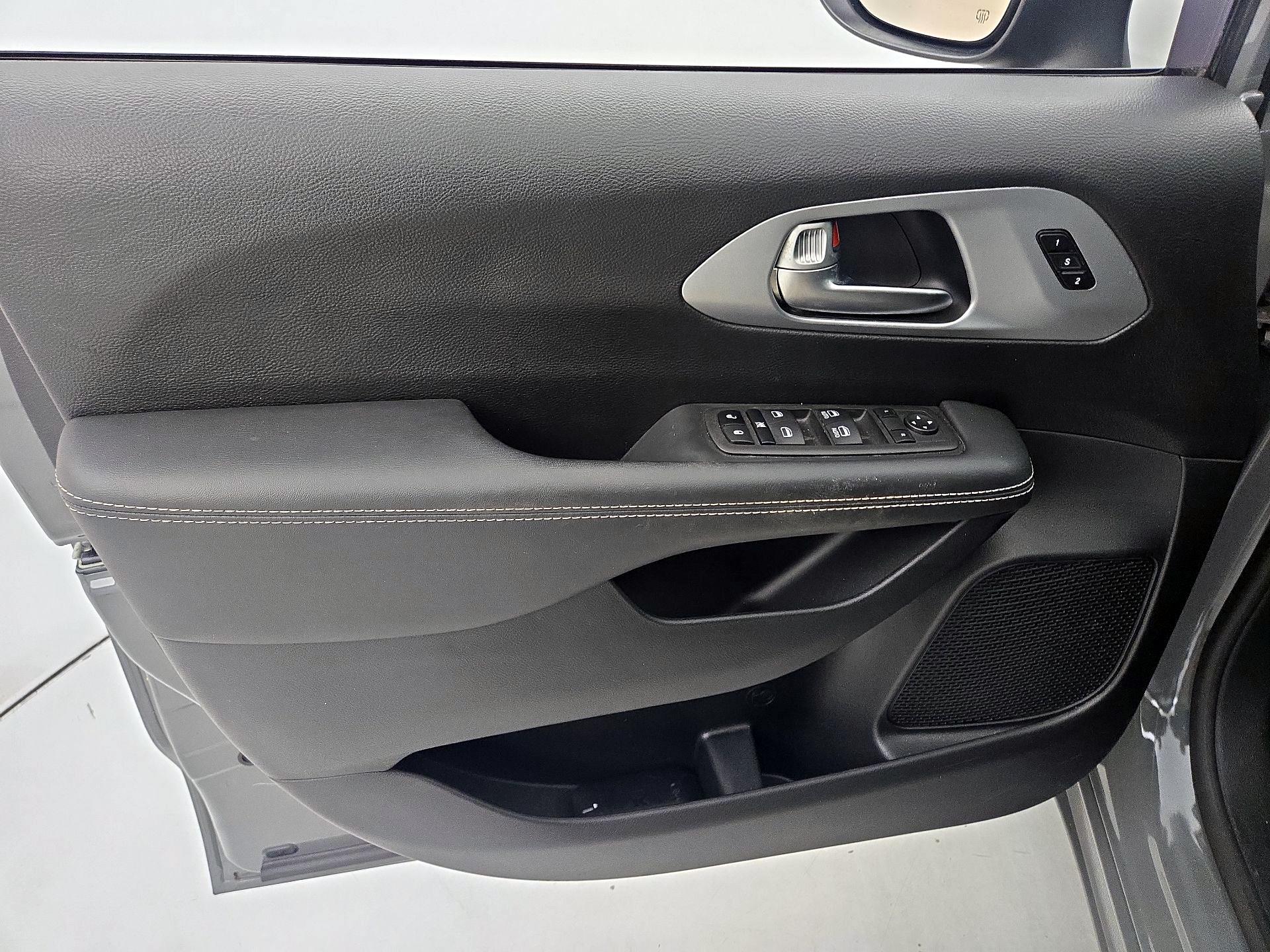 Thumbnail: 2023 Chrysler Pacifica - 12