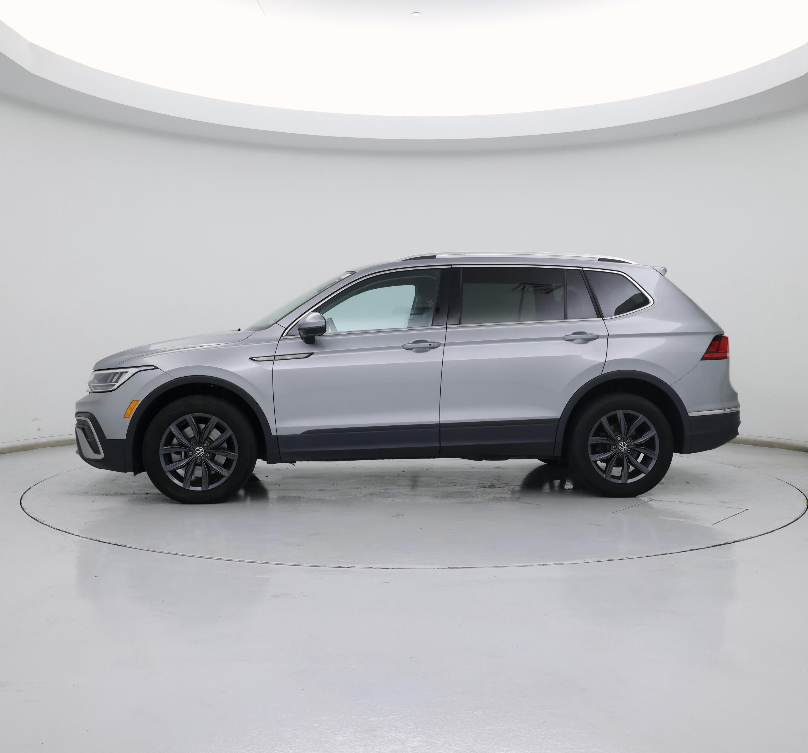 Thumbnail: 2023 Volkswagen Tiguan - 3