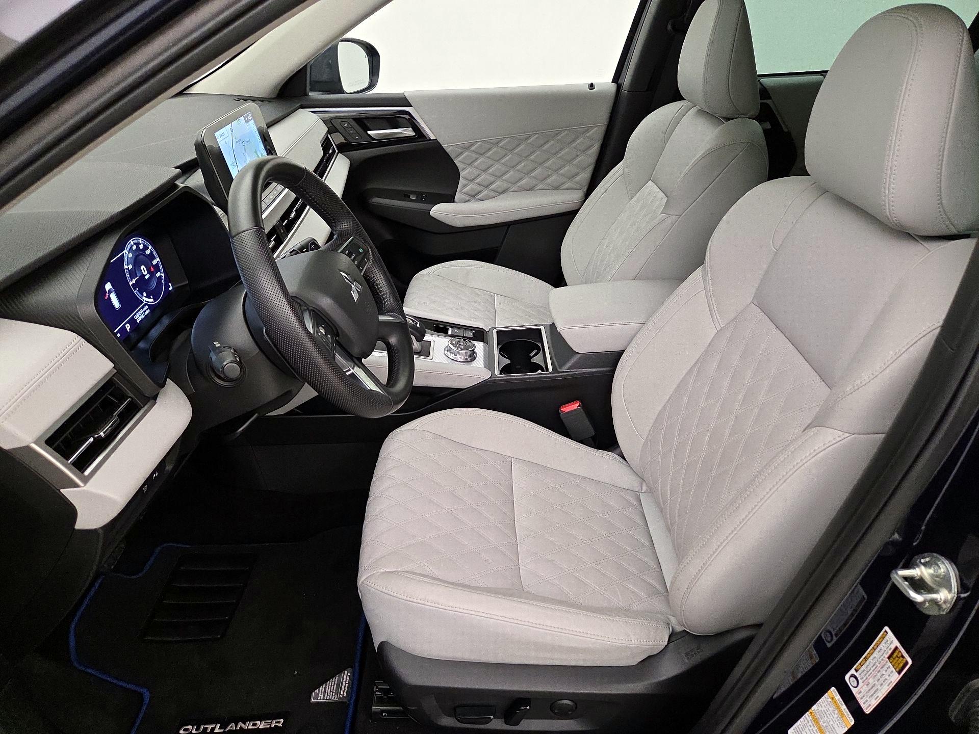 Thumbnail: 2023 Mitsubishi Outlander - 11