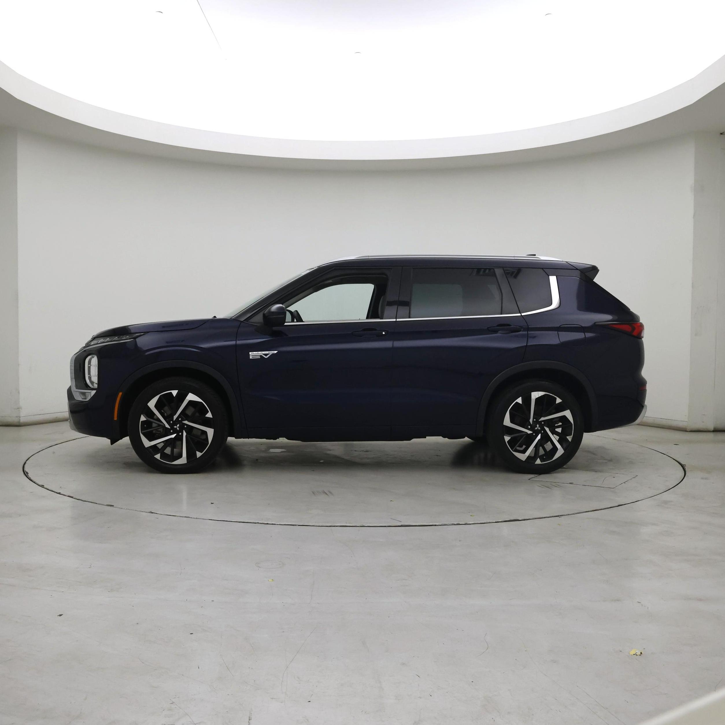 Thumbnail: 2023 Mitsubishi Outlander - 3