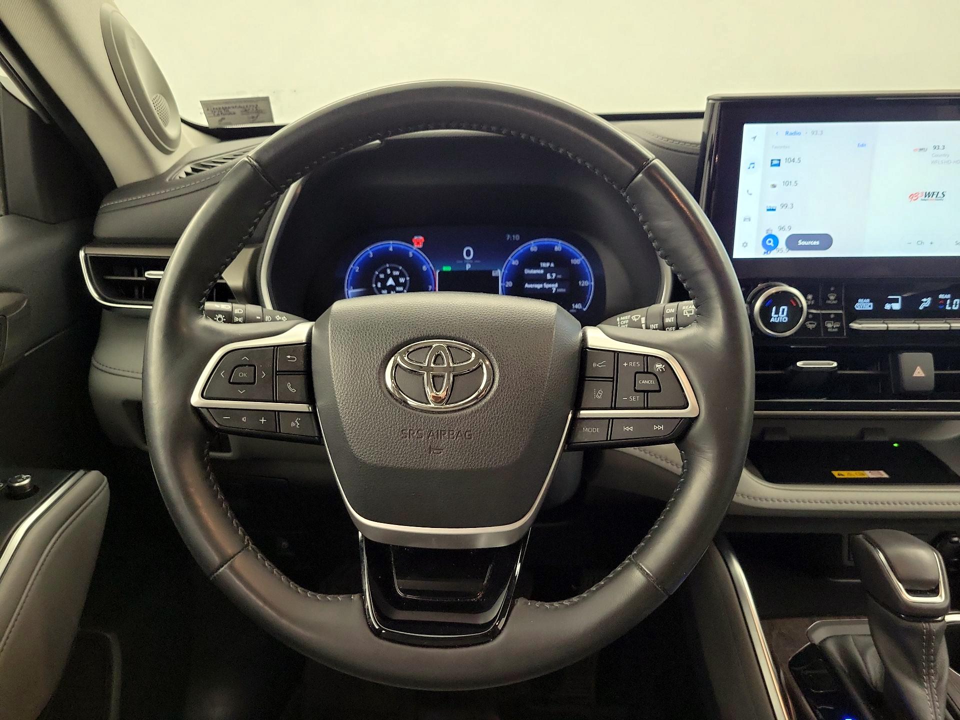 Thumbnail: 2023 Toyota Highlander - 10