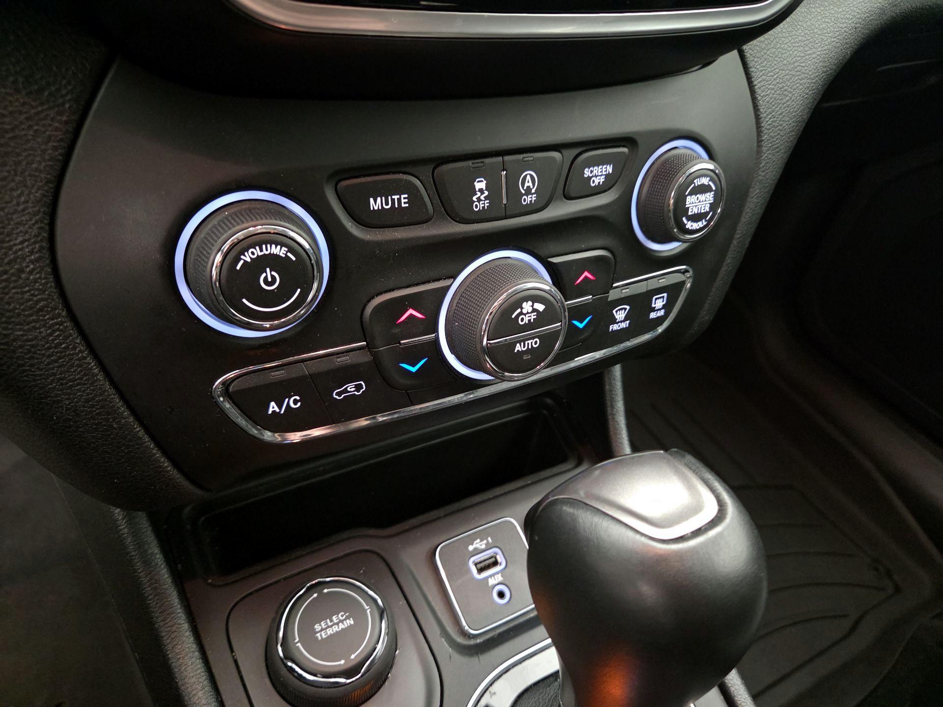 Thumbnail: 2022 Jeep Cherokee - 16