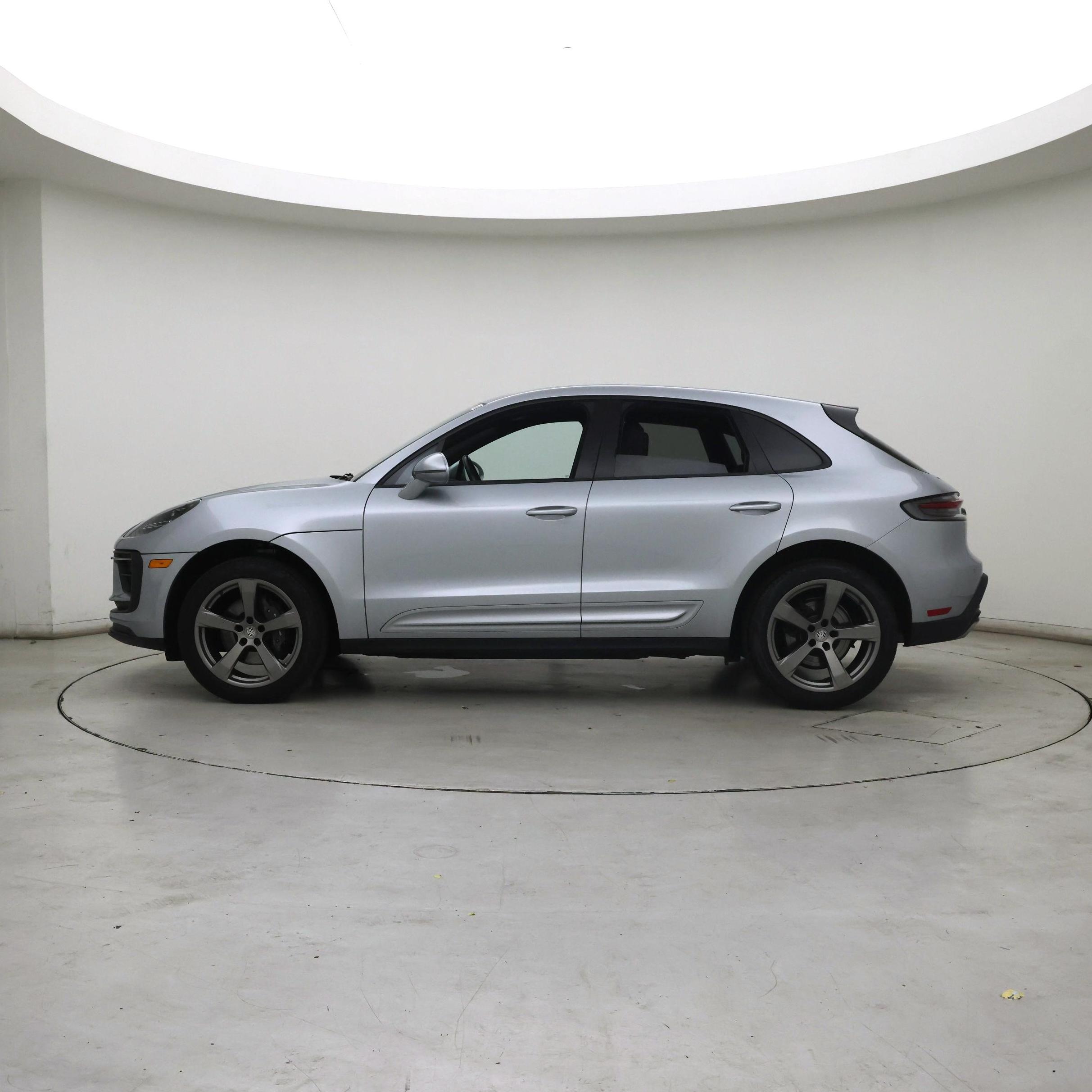 Thumbnail: 2023 Porsche Macan - 3