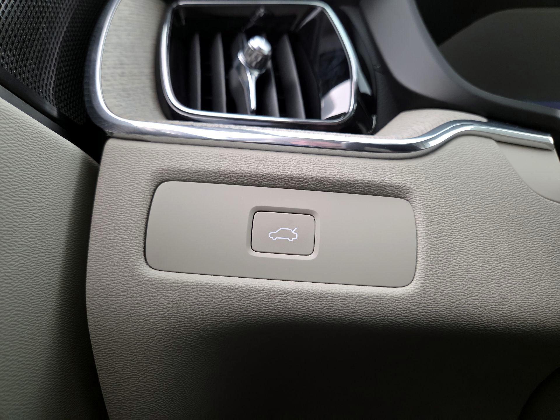 Thumbnail: 2023 Volvo XC60 - 13