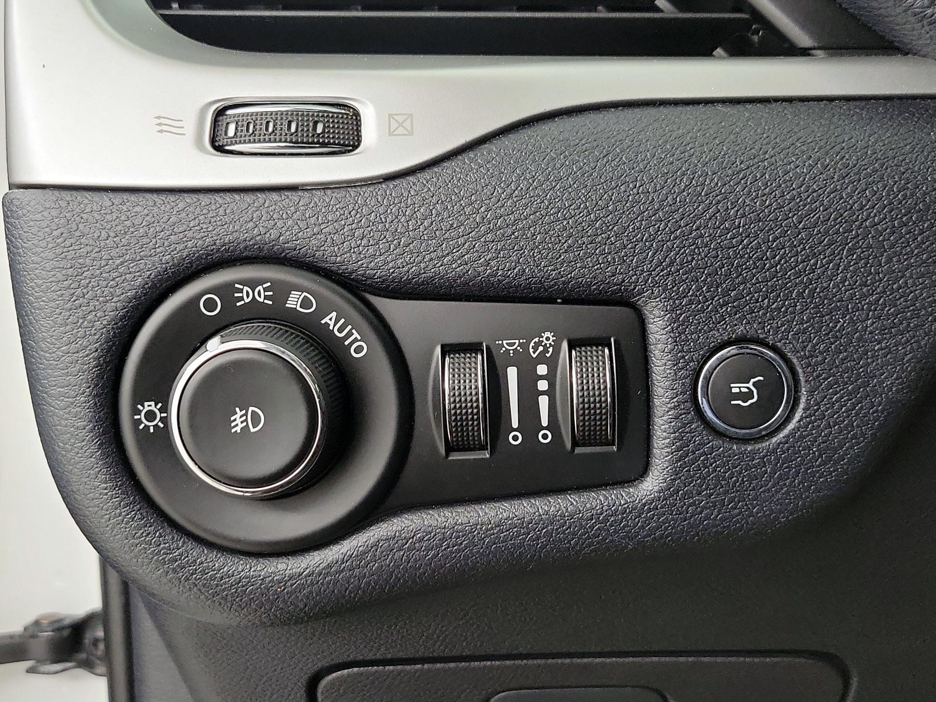 Thumbnail: 2015 Jeep Cherokee - 13