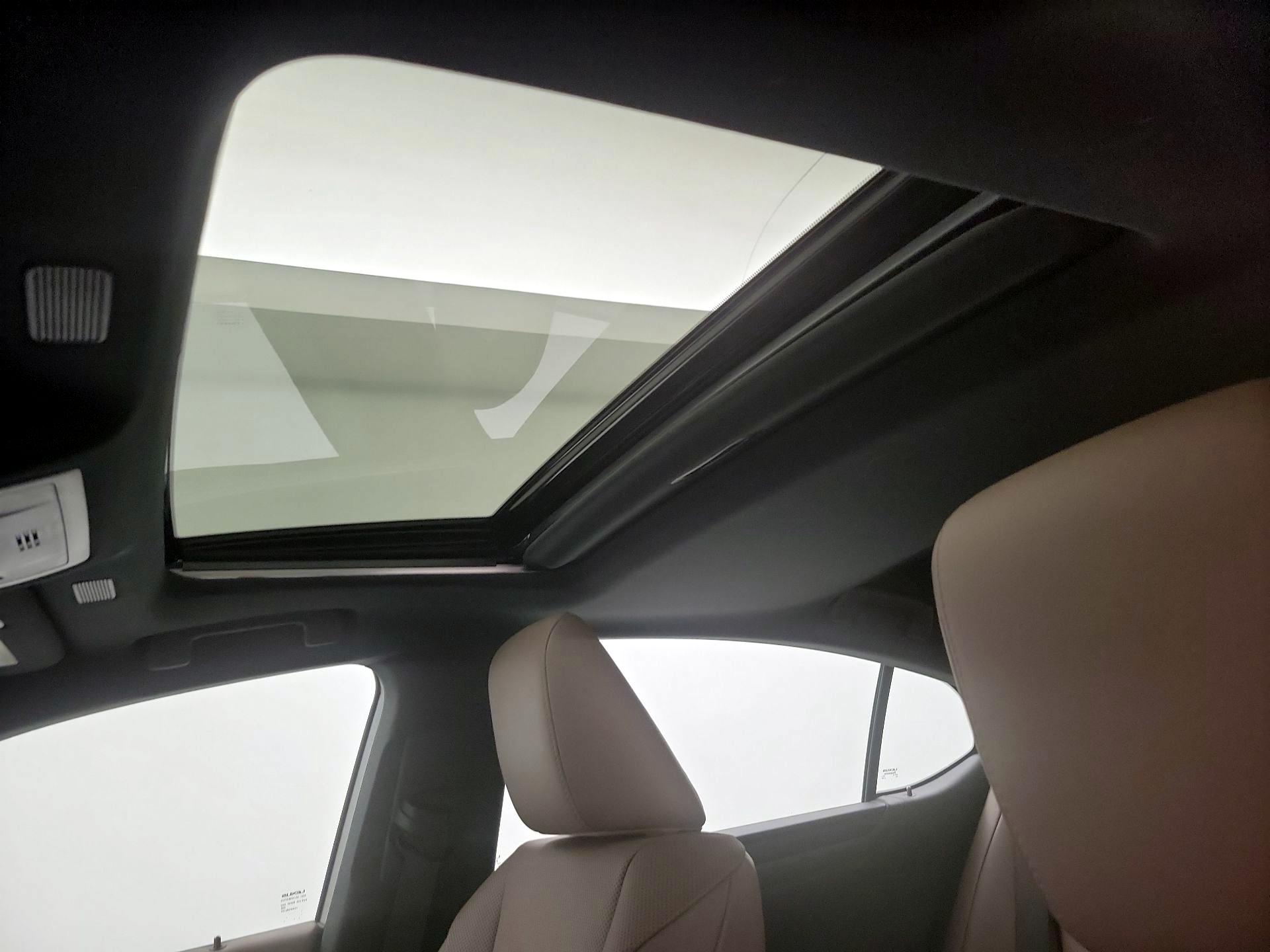 Thumbnail: 2022 Lexus ES - 18
