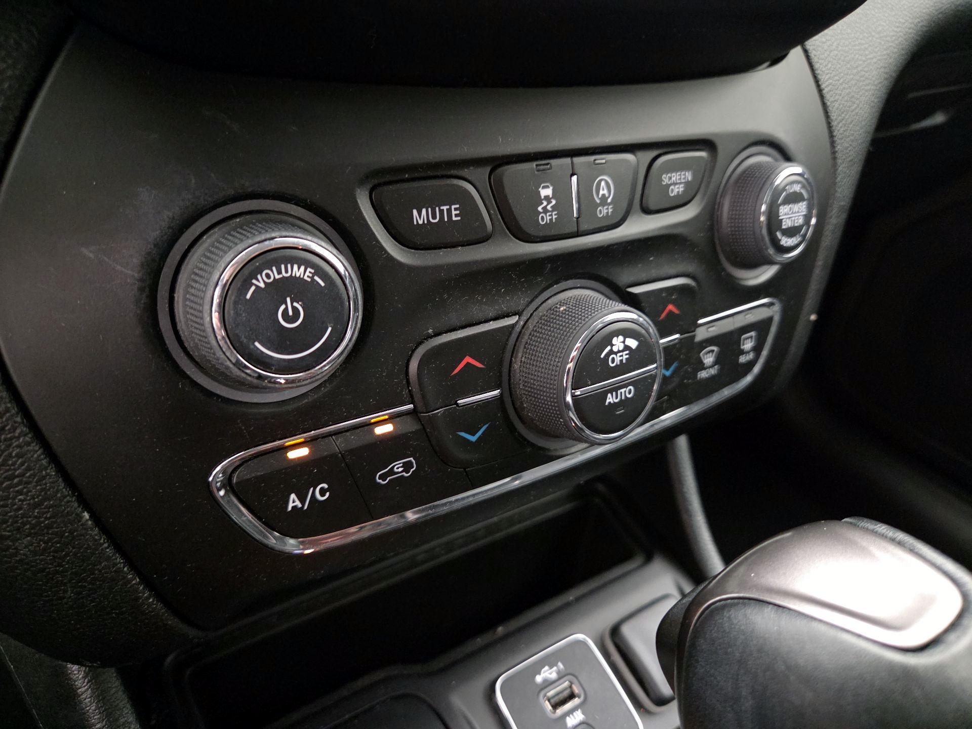 Thumbnail: 2022 Jeep Cherokee - 16