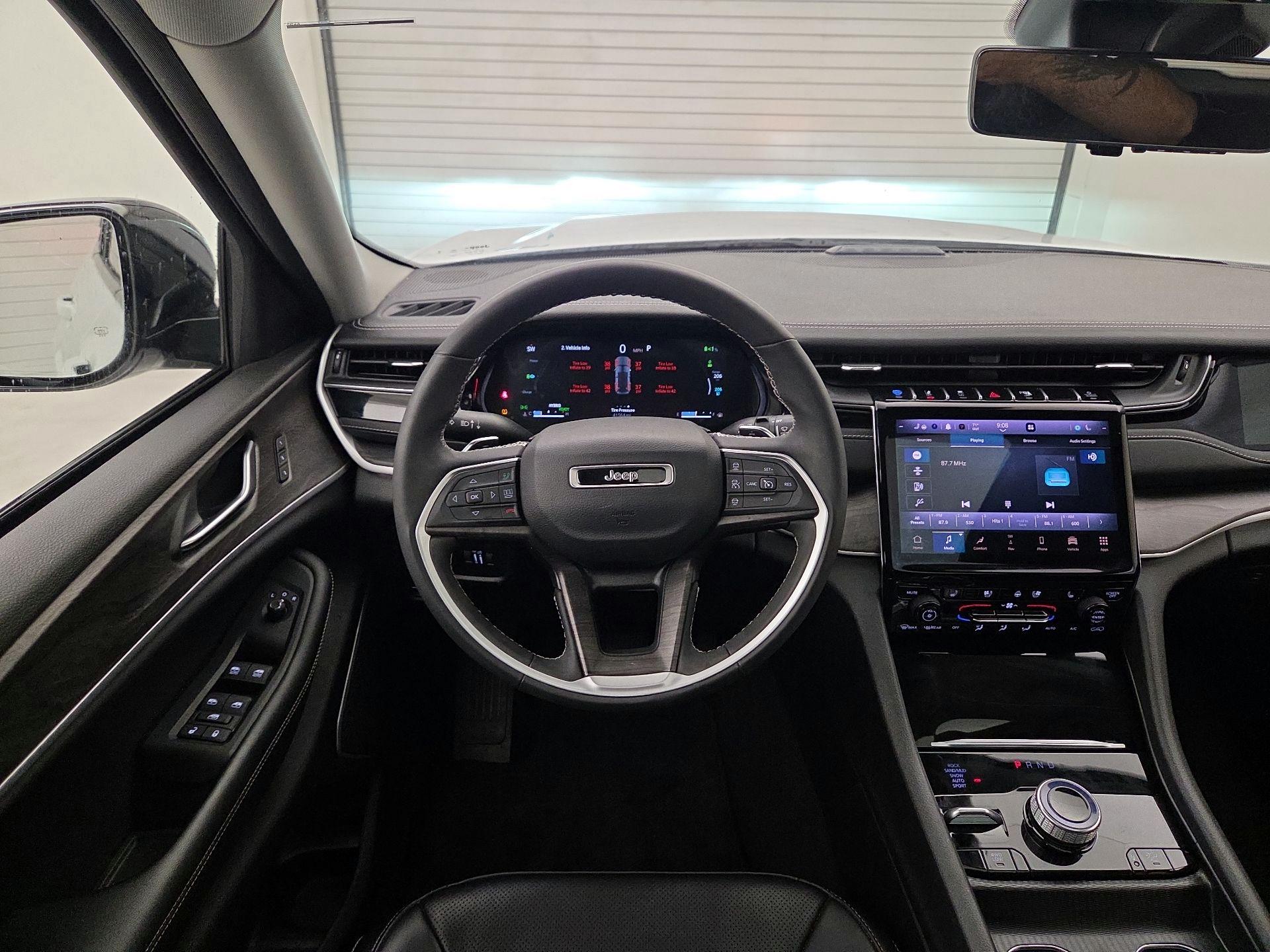 Thumbnail: 2023 Jeep Grand Cherokee - 10