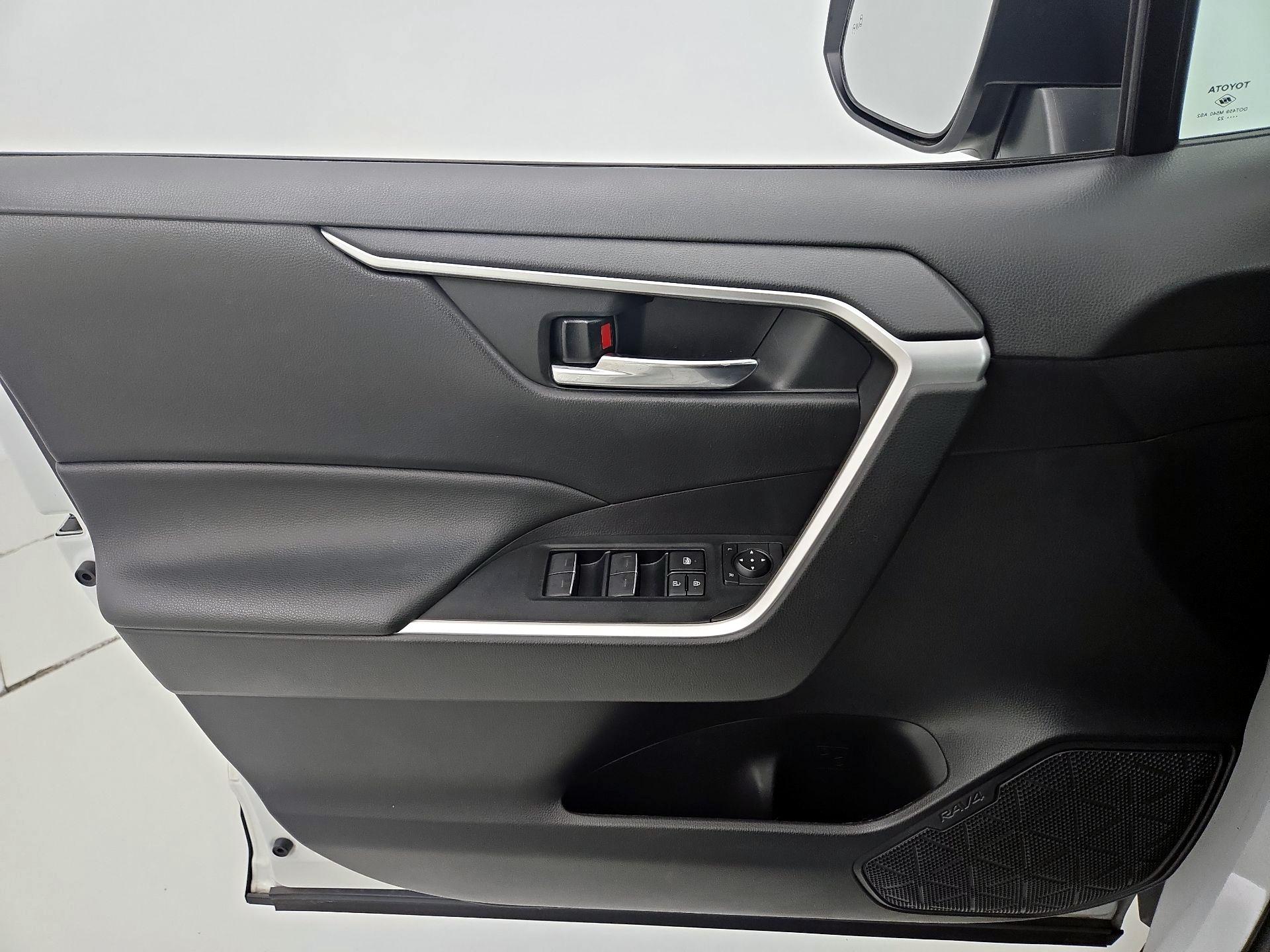 Thumbnail: 2022 Toyota RAV4 - 12