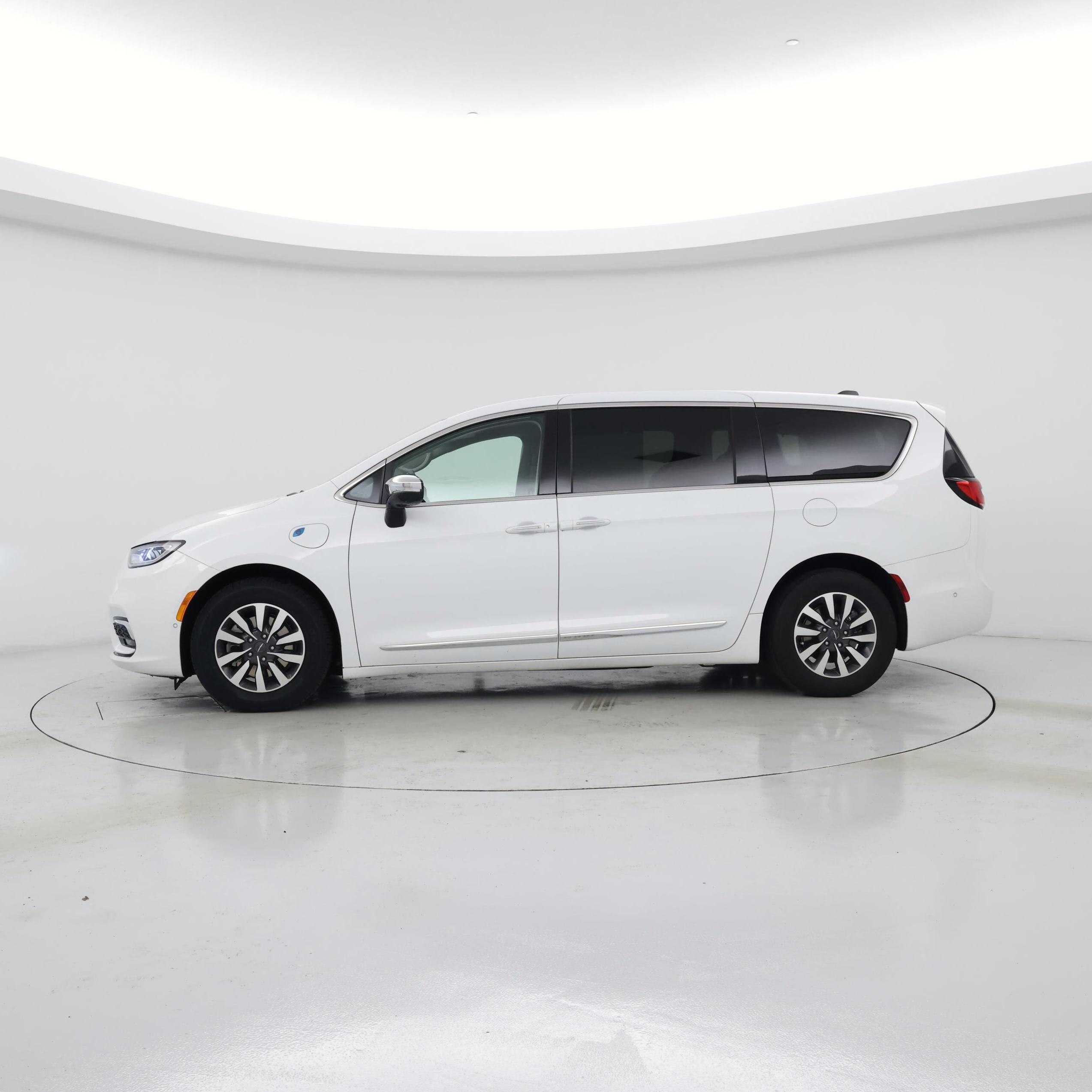 Thumbnail: 2023 Chrysler Pacifica - 3