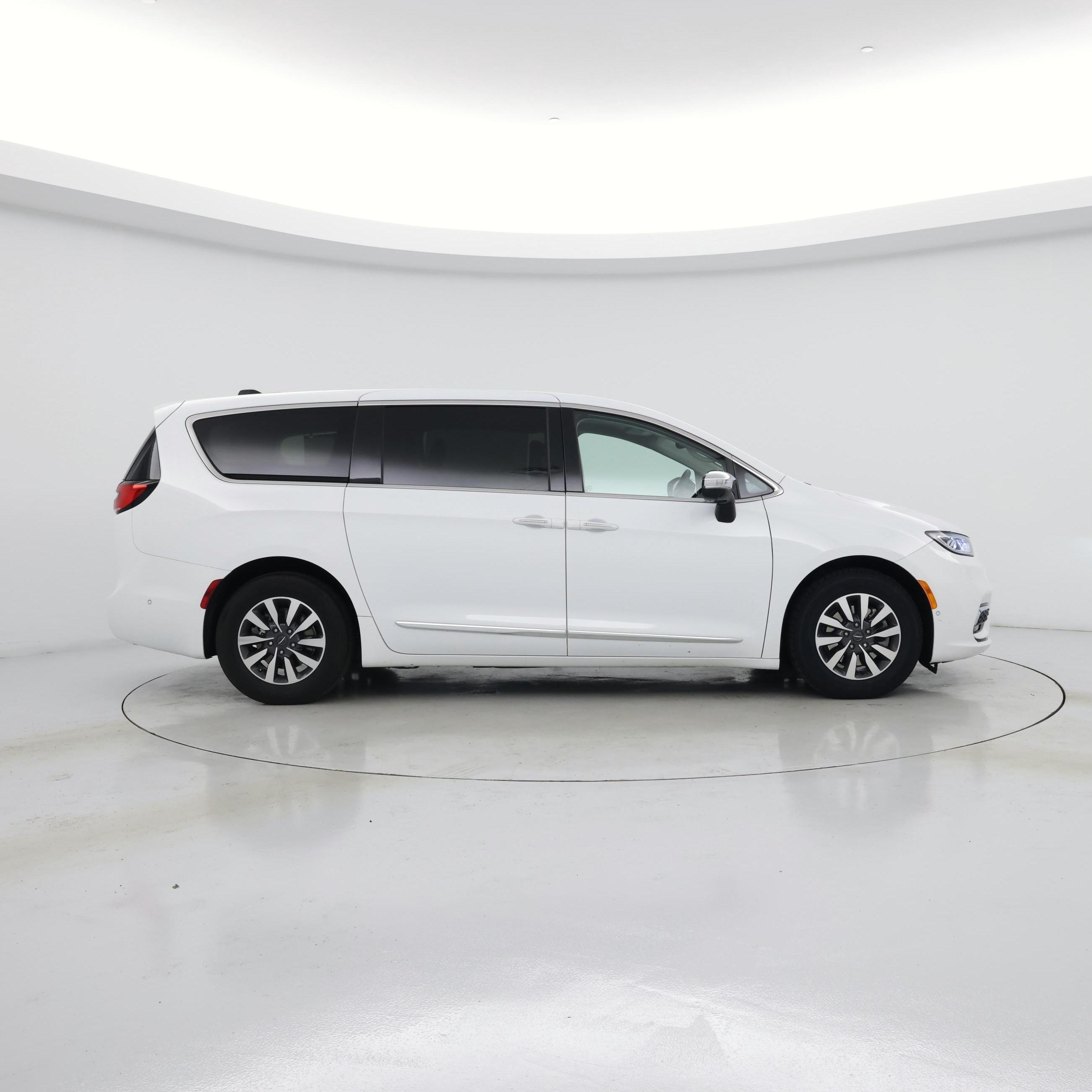 Thumbnail: 2023 Chrysler Pacifica - 7
