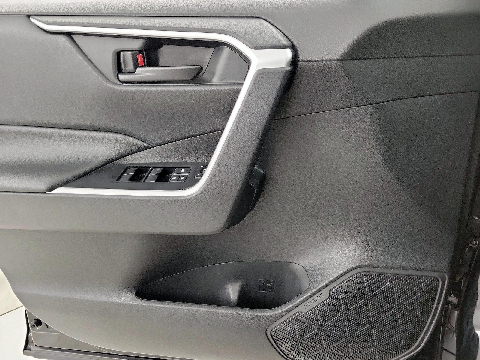 2021 Toyota RAV4 LE - Photo 13