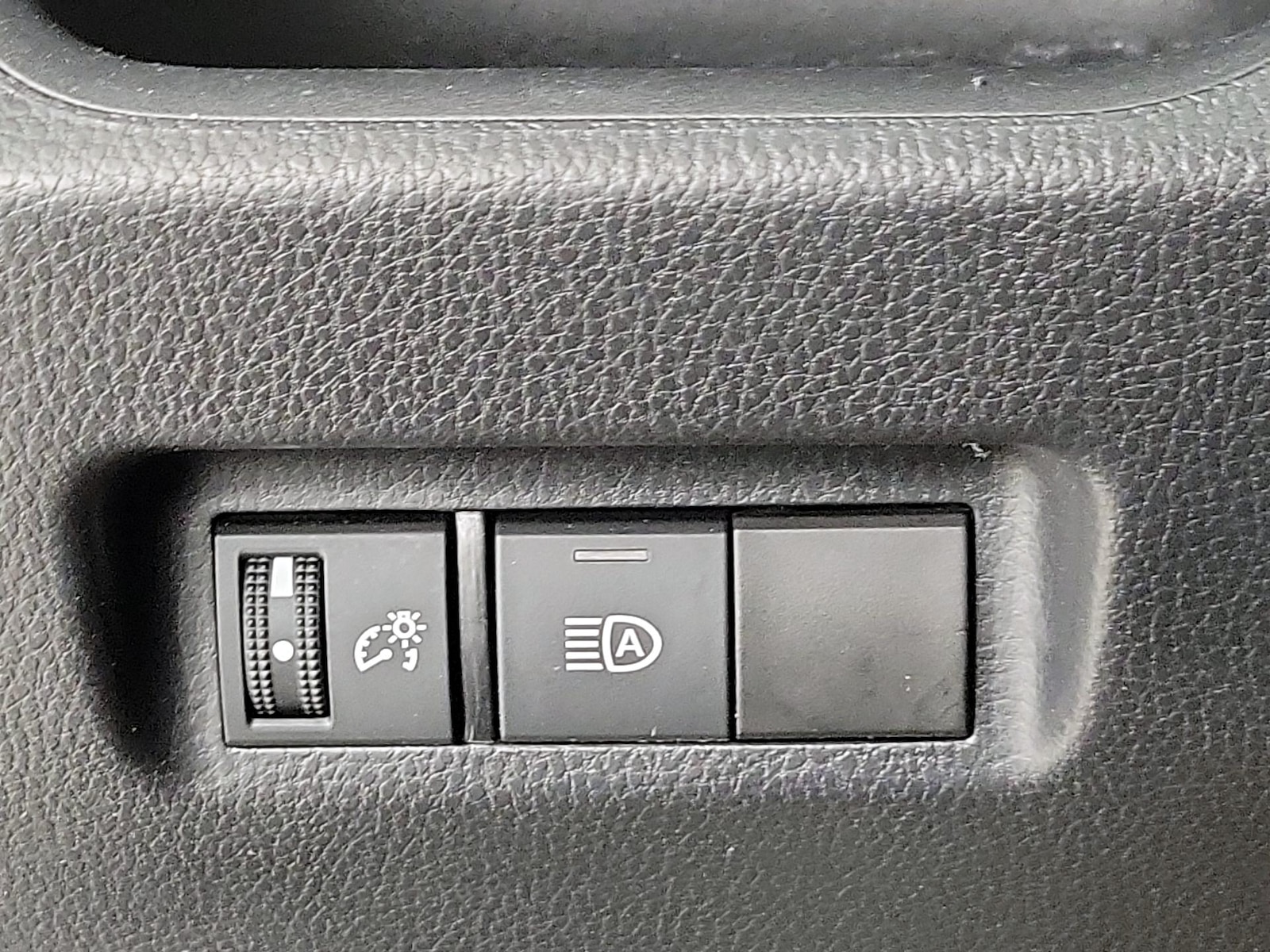 2021 Toyota RAV4 LE - Photo 14