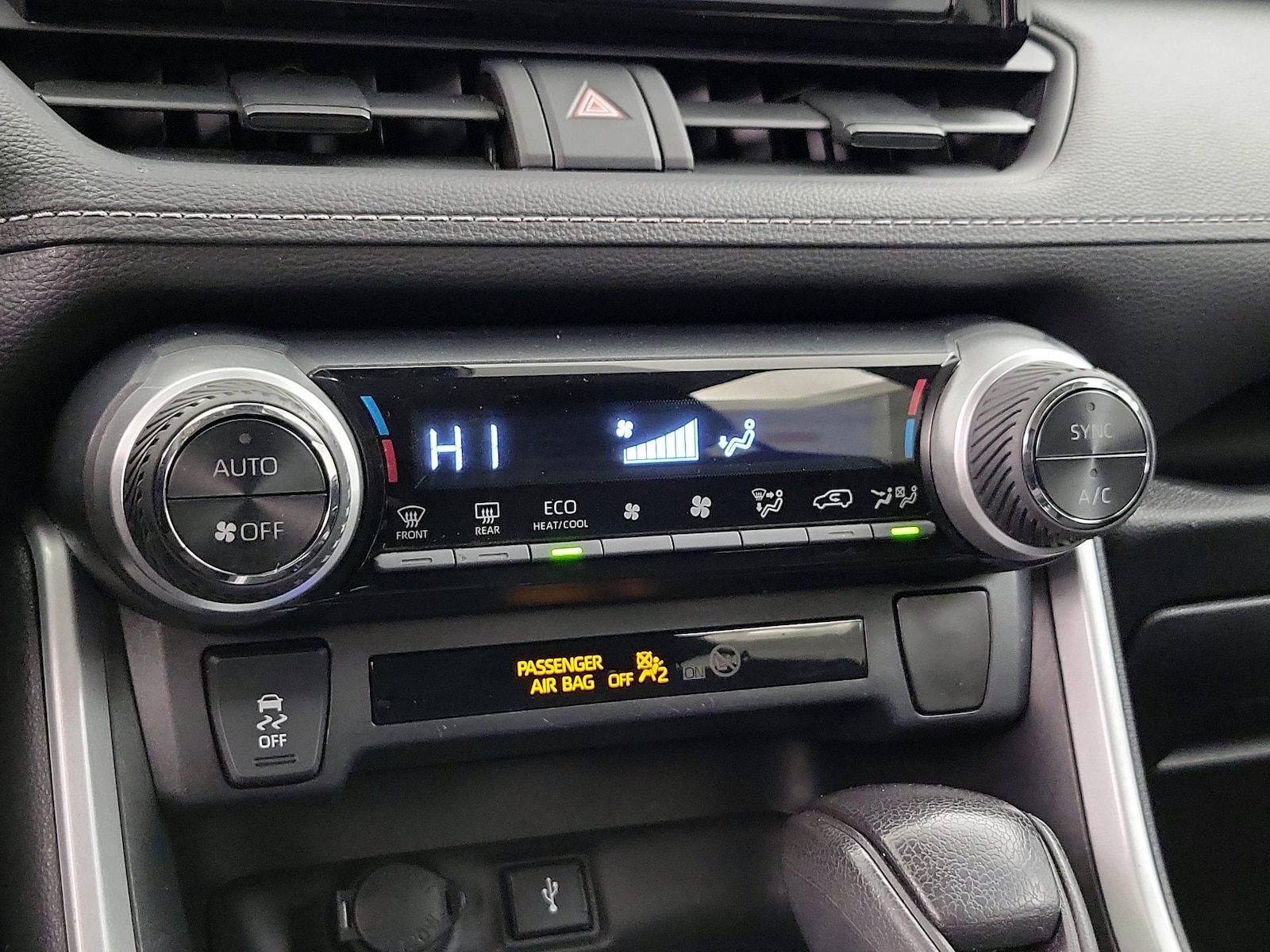 2021 Toyota RAV4 LE - Photo 17