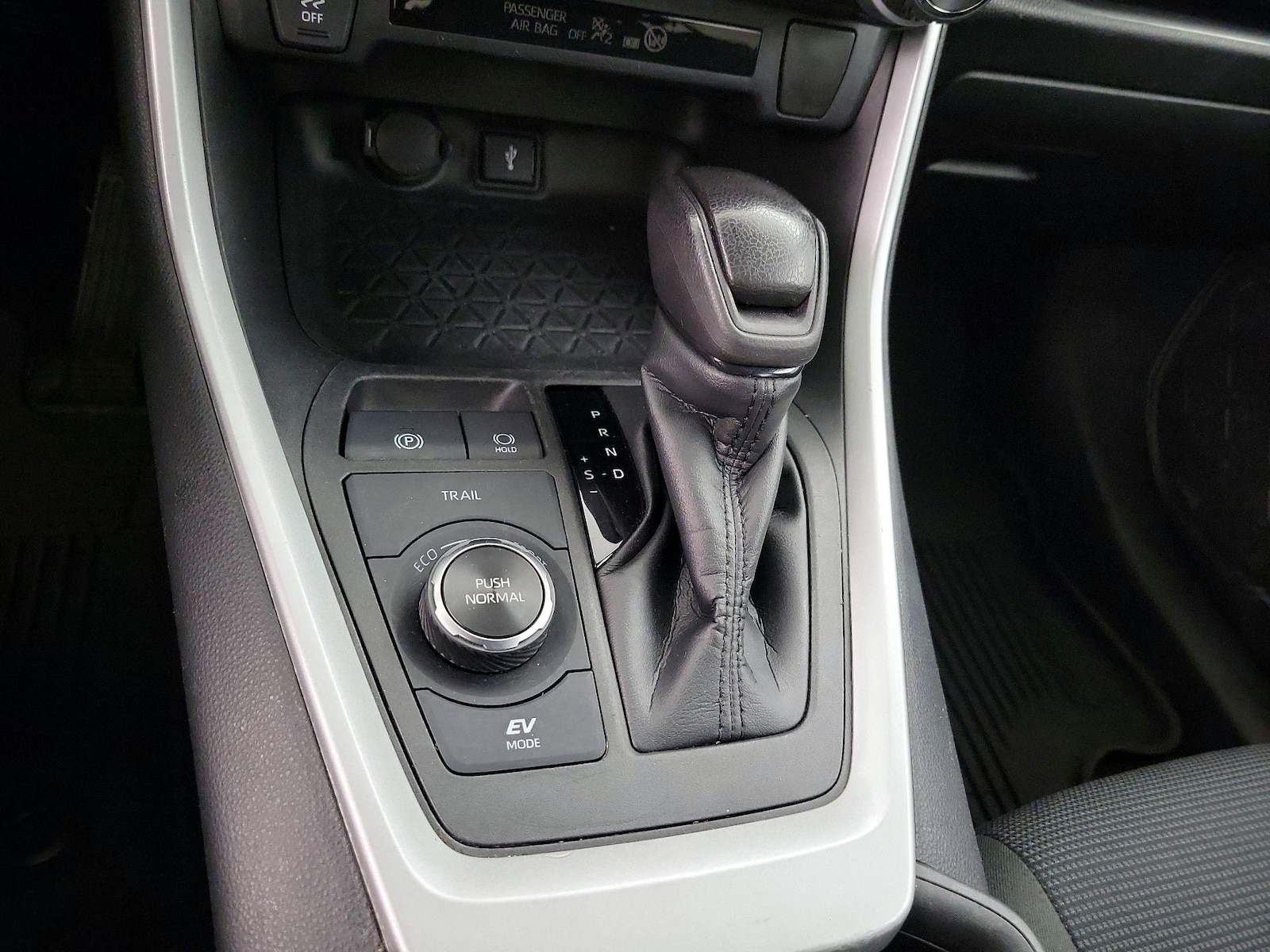 2021 Toyota RAV4 LE - Photo 18