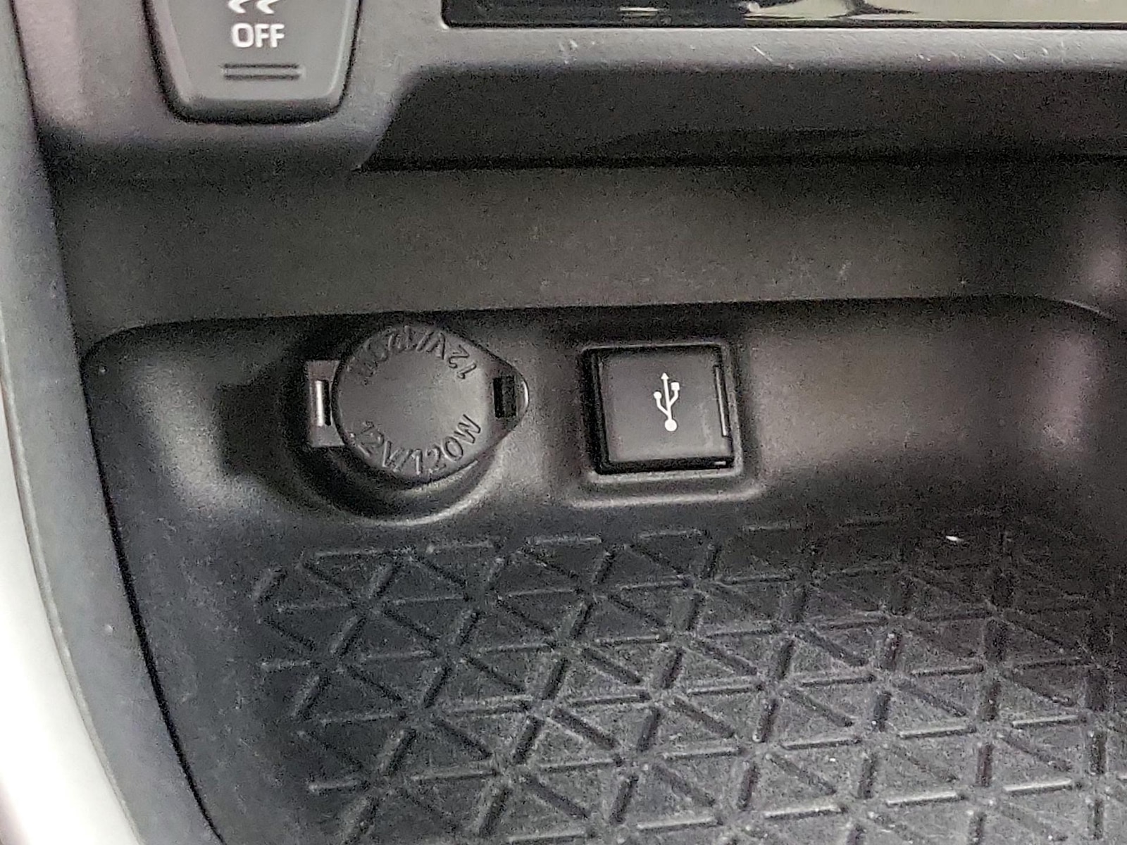 2021 Toyota RAV4 LE - Photo 19
