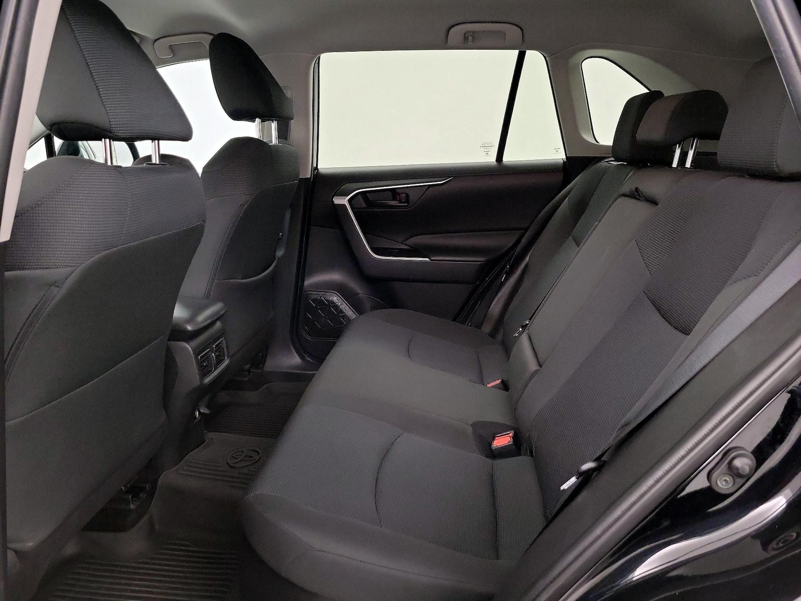 2021 Toyota RAV4 LE - Photo 20