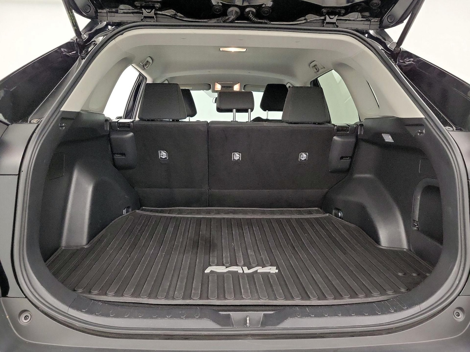 2021 Toyota RAV4 LE - Photo 21