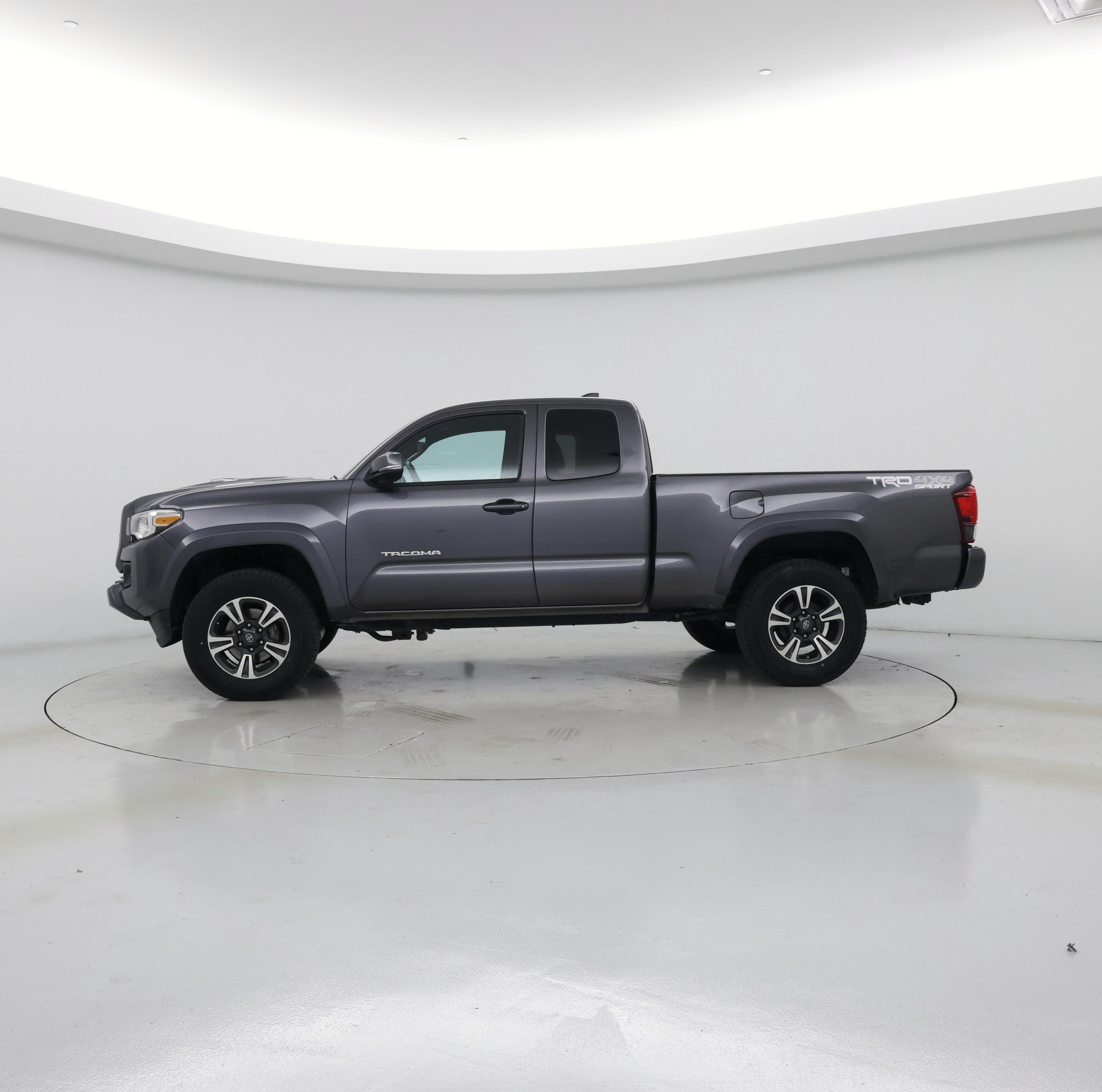 Thumbnail: 2019 Toyota Tacoma - 3