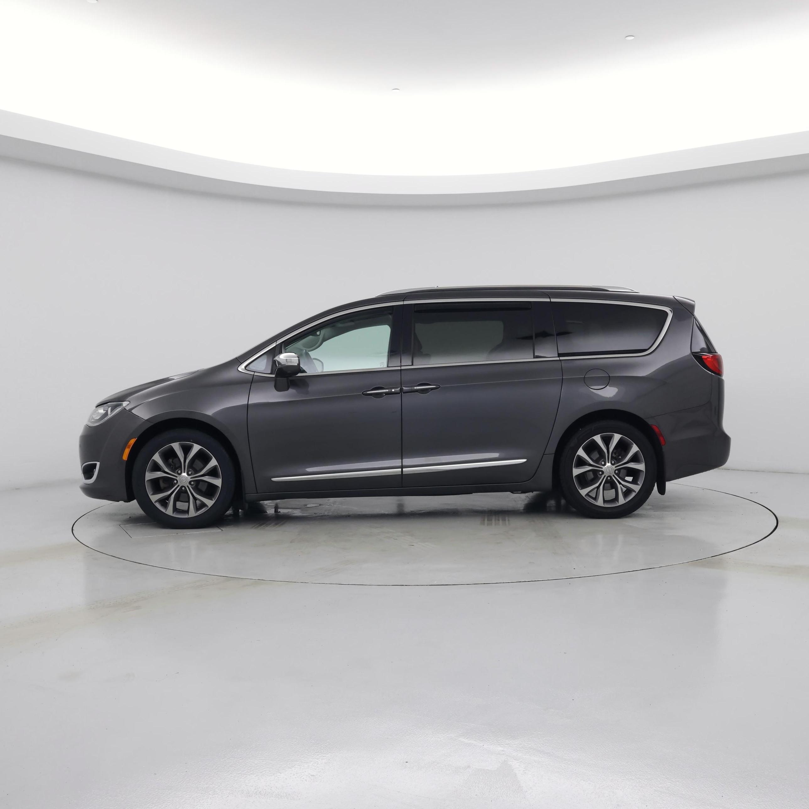 Thumbnail: 2020 Chrysler Pacifica - 3