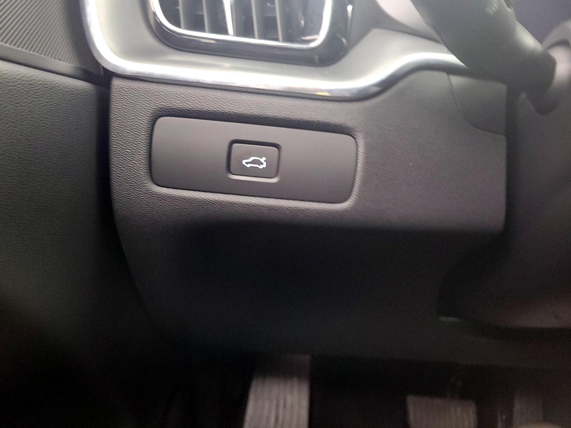 Thumbnail: 2023 Volvo XC60 - 13