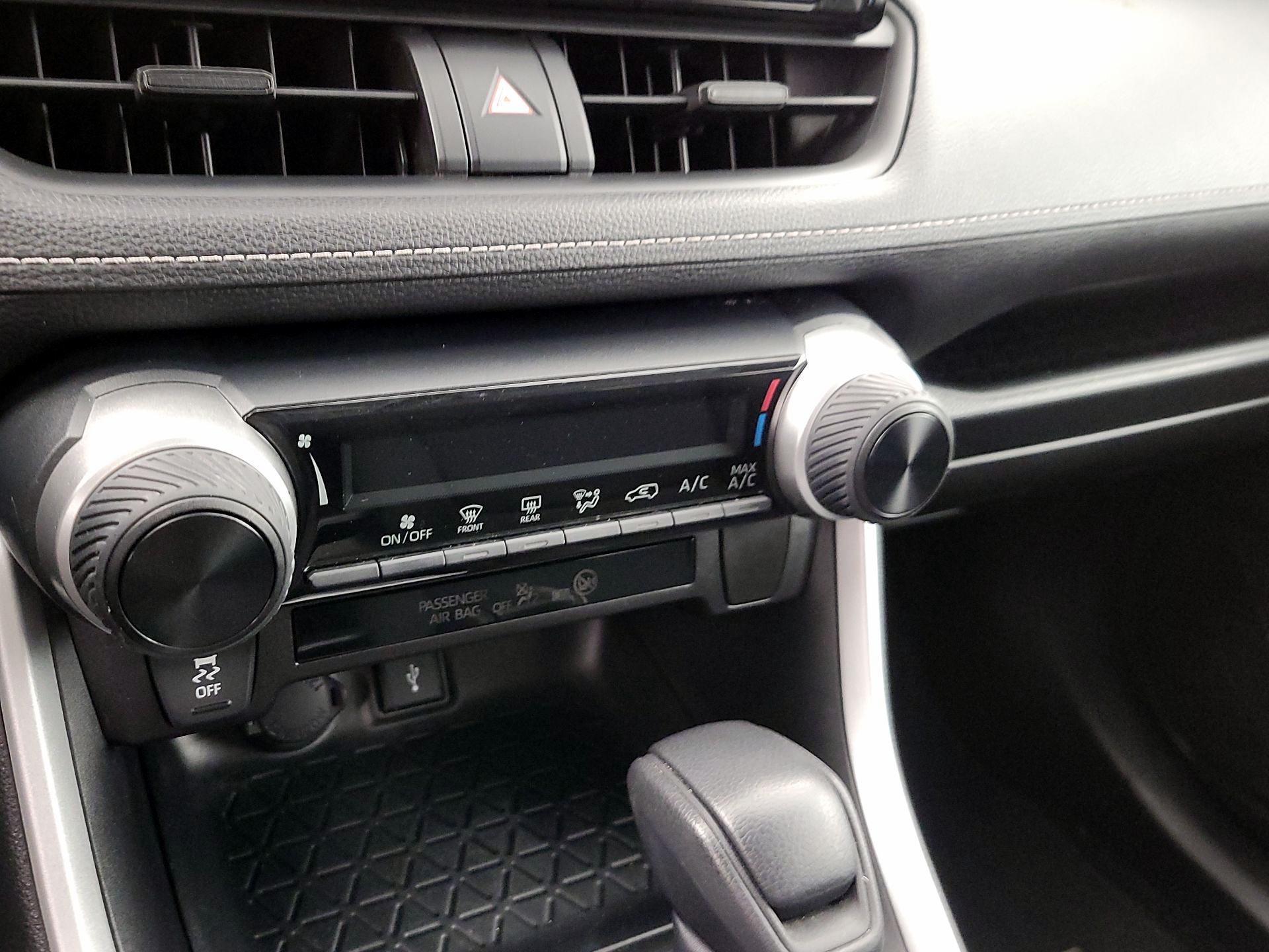 Thumbnail: 2020 Toyota RAV4 - 16