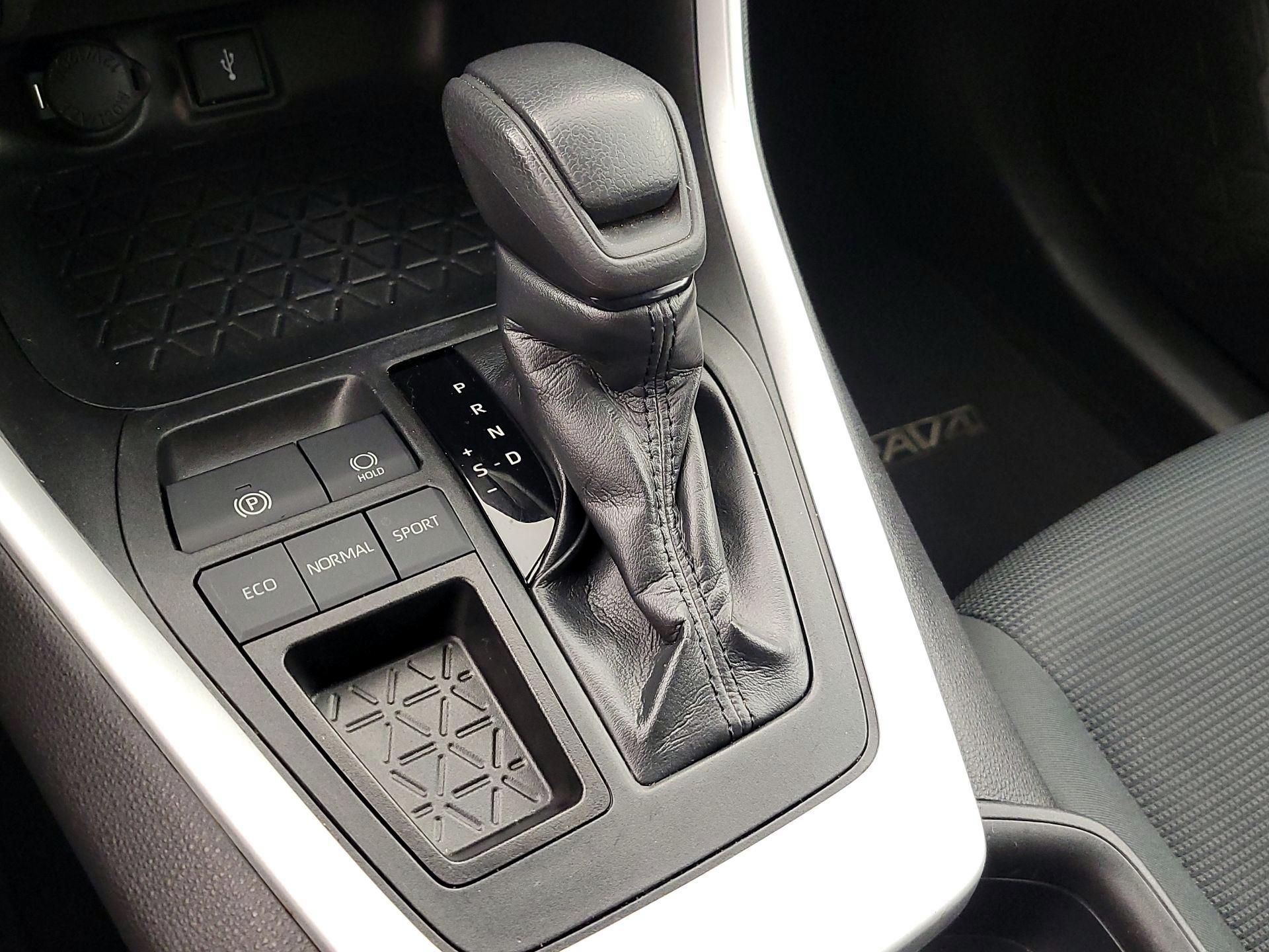 Thumbnail: 2020 Toyota RAV4 - 17