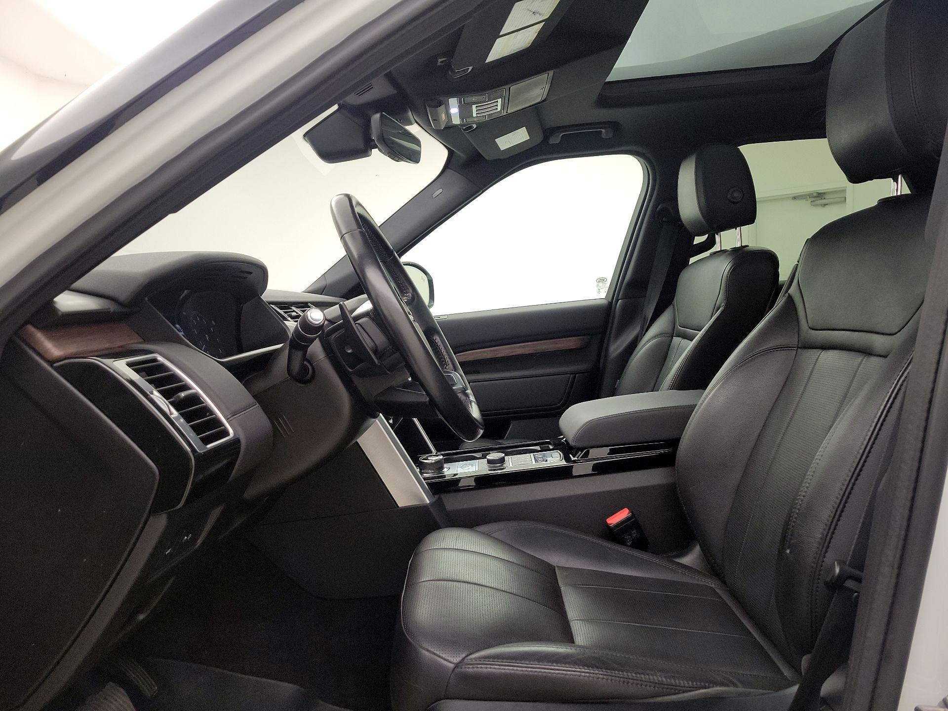 Thumbnail: 2020 Land Rover Discovery - 11