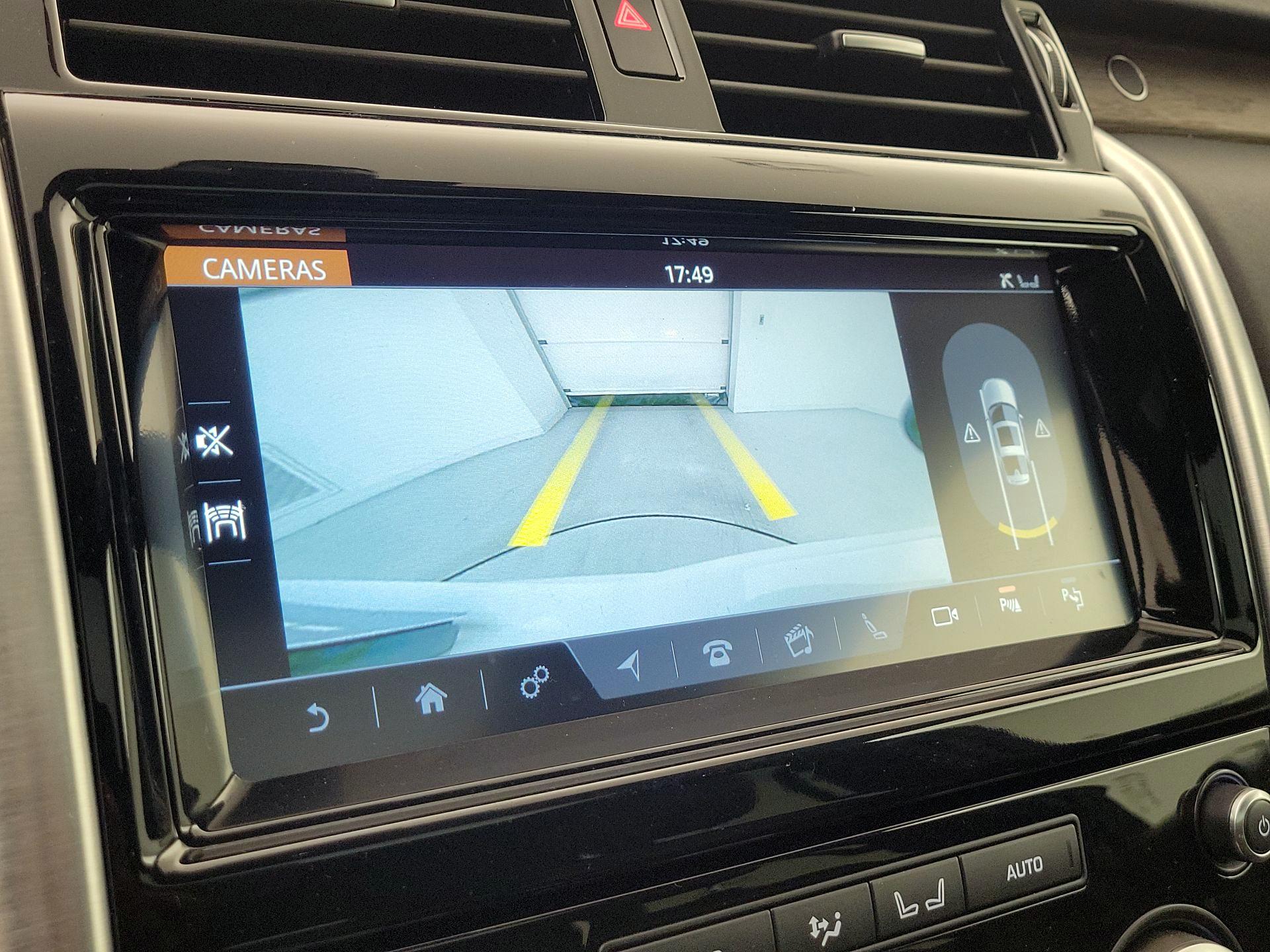 Thumbnail: 2020 Land Rover Discovery - 15