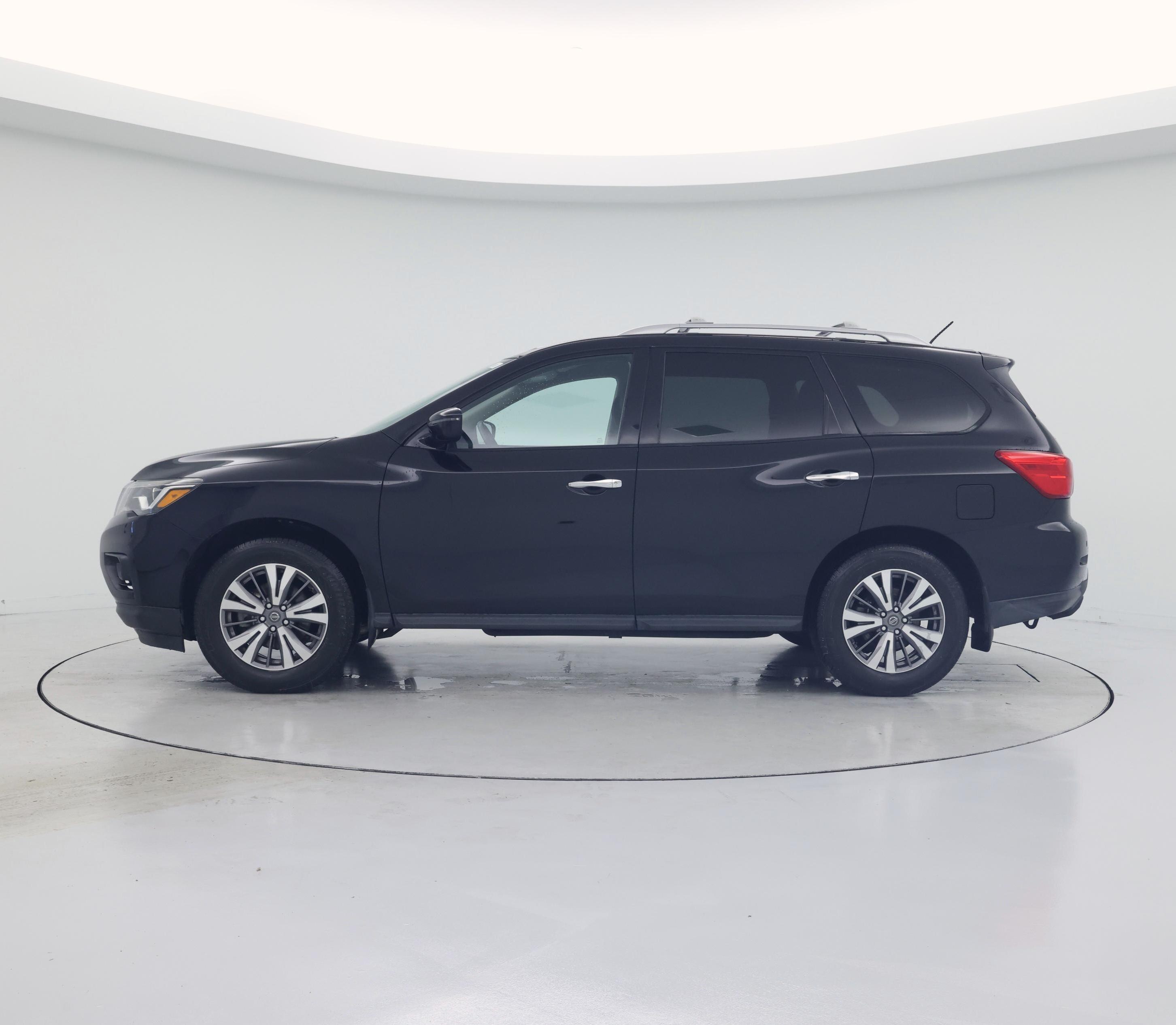 Thumbnail: 2017 Nissan Pathfinder - 3