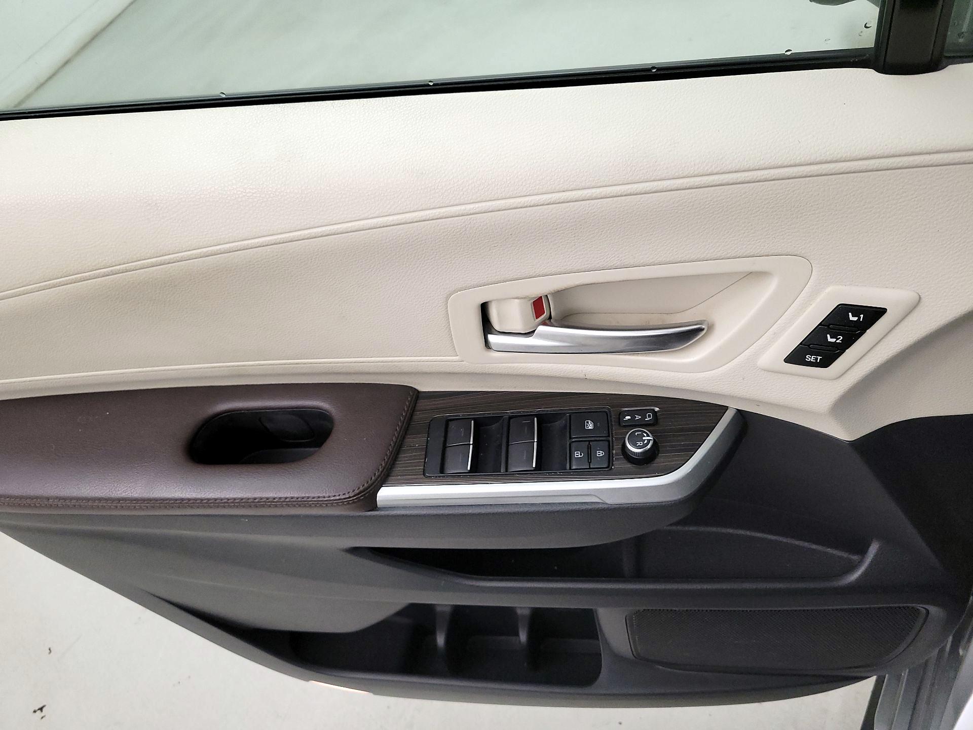 Thumbnail: 2022 Toyota Sienna - 12