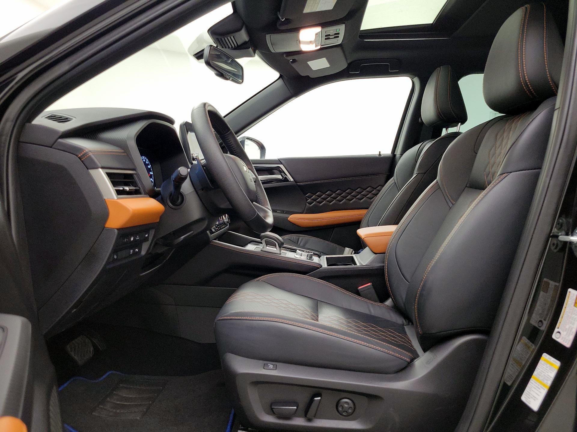 Thumbnail: 2023 Mitsubishi Outlander - 11