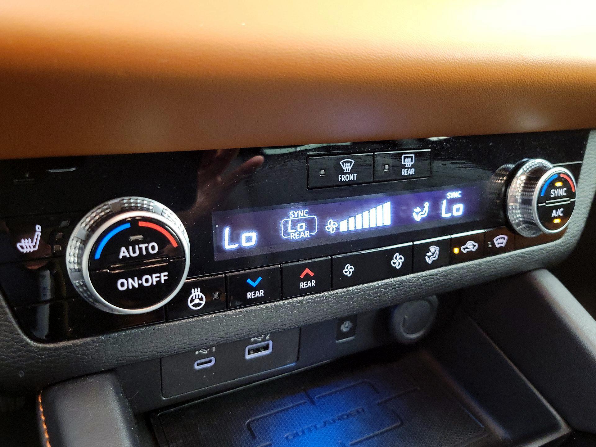 Thumbnail: 2023 Mitsubishi Outlander - 17