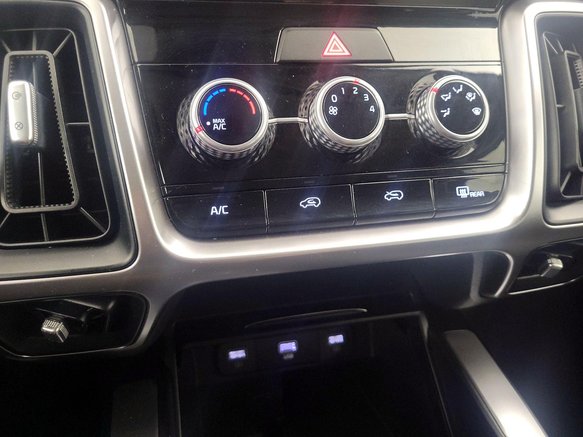 Thumbnail: 2023 Kia Sorento - 16