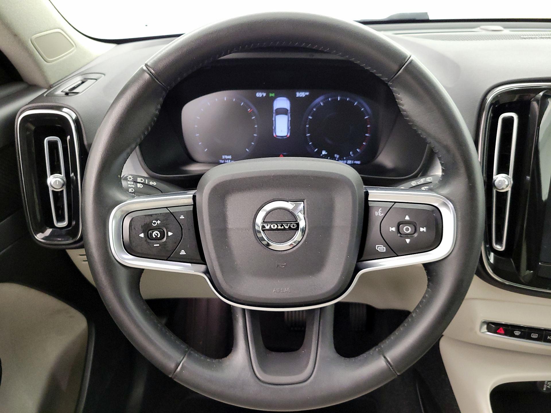 Thumbnail: 2021 Volvo XC40 - 10